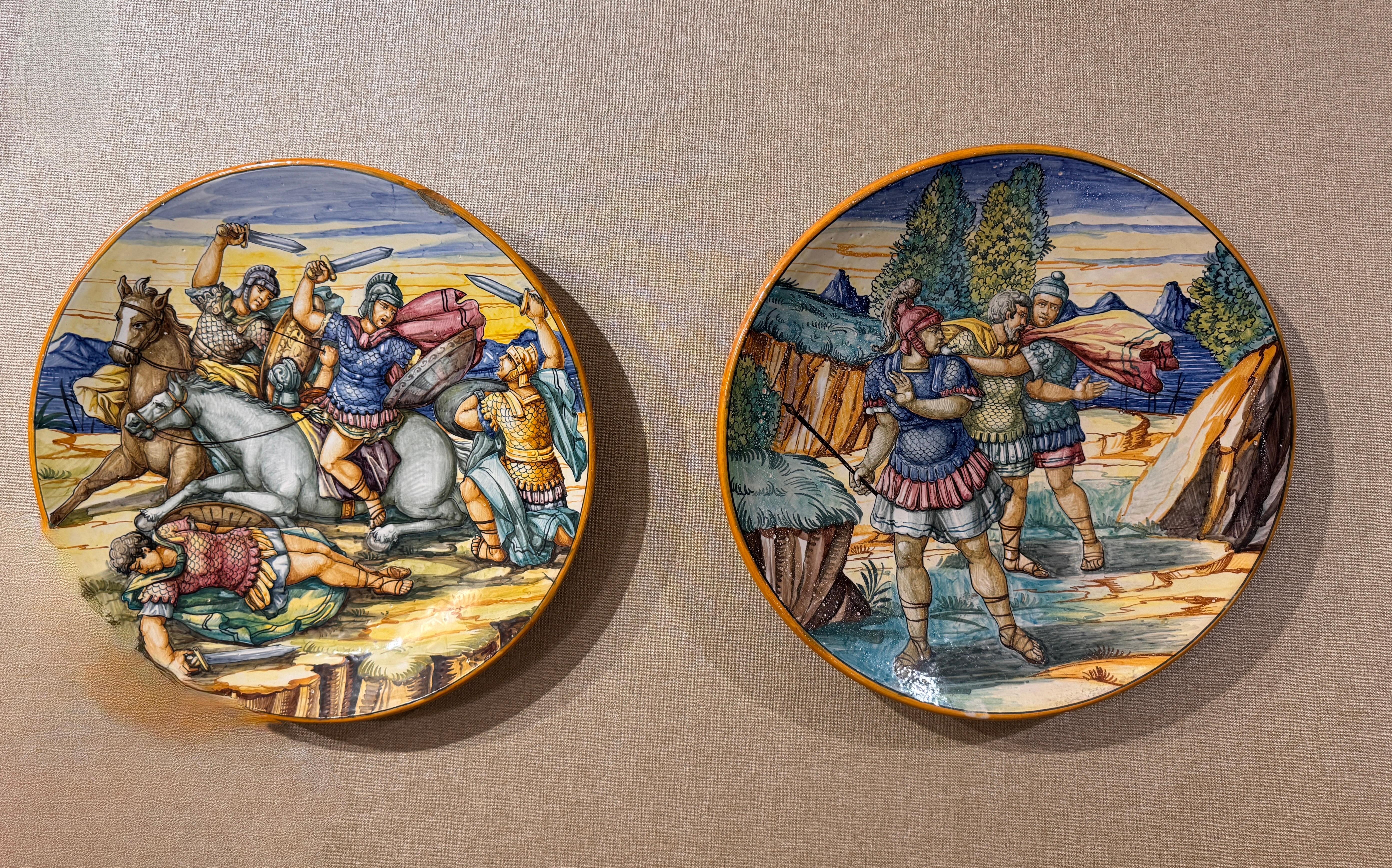 Zwei bemalte Keramikschalen aus Urbino Maiolica (Glasiert) im Angebot