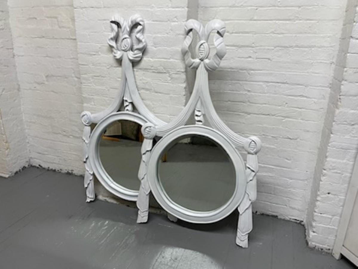 Due specchi italiani in legno intagliato bianco a nastro In condizioni buone in vendita a New York, NY