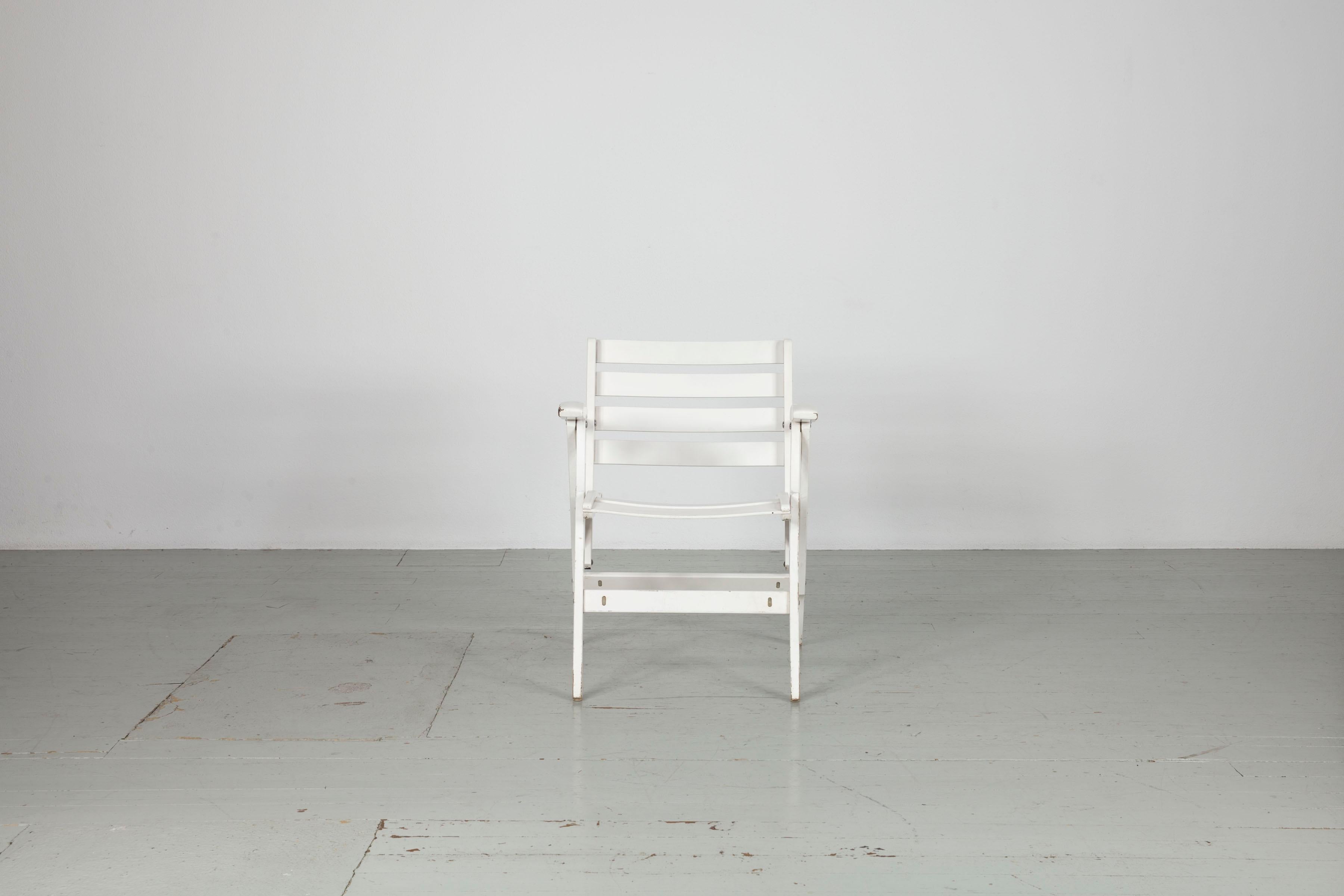 This set consists of two folding white garden chairs designed by Fratelli Reguitti from the 1950s. Despite slight chipping of the paintwork, they are in good vintage condition. The Fratelli Reguitti logo is present, which underlines their