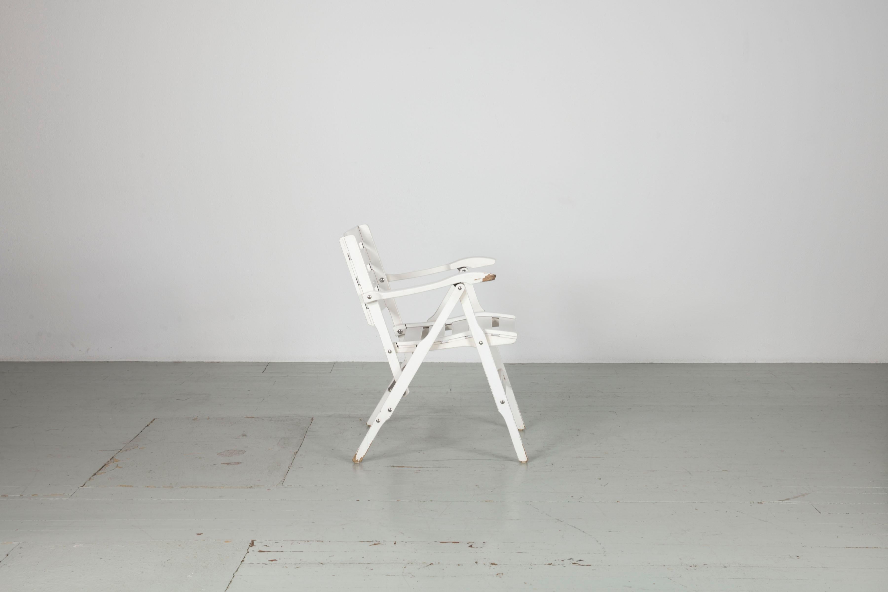 Mid-Century Modern Two Italian white folding garden chairs, by Fratelli Reguitti from the 1950s For Sale