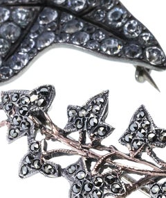 Two 'ivy' brooches in Gold and silver.