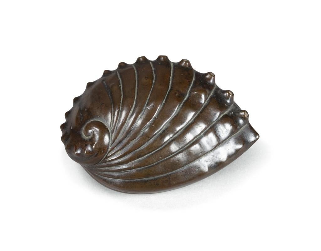 Ces charmants coquillages en bronze ont été coulés au Japon au 19e siècle. Elles ont vécu pendant de nombreuses années dans la Collectional de l'artiste parisien Pierre Le-Tan. L'un des coquillages est une boîte à couvercle en forme d'ormeau (3 3/4