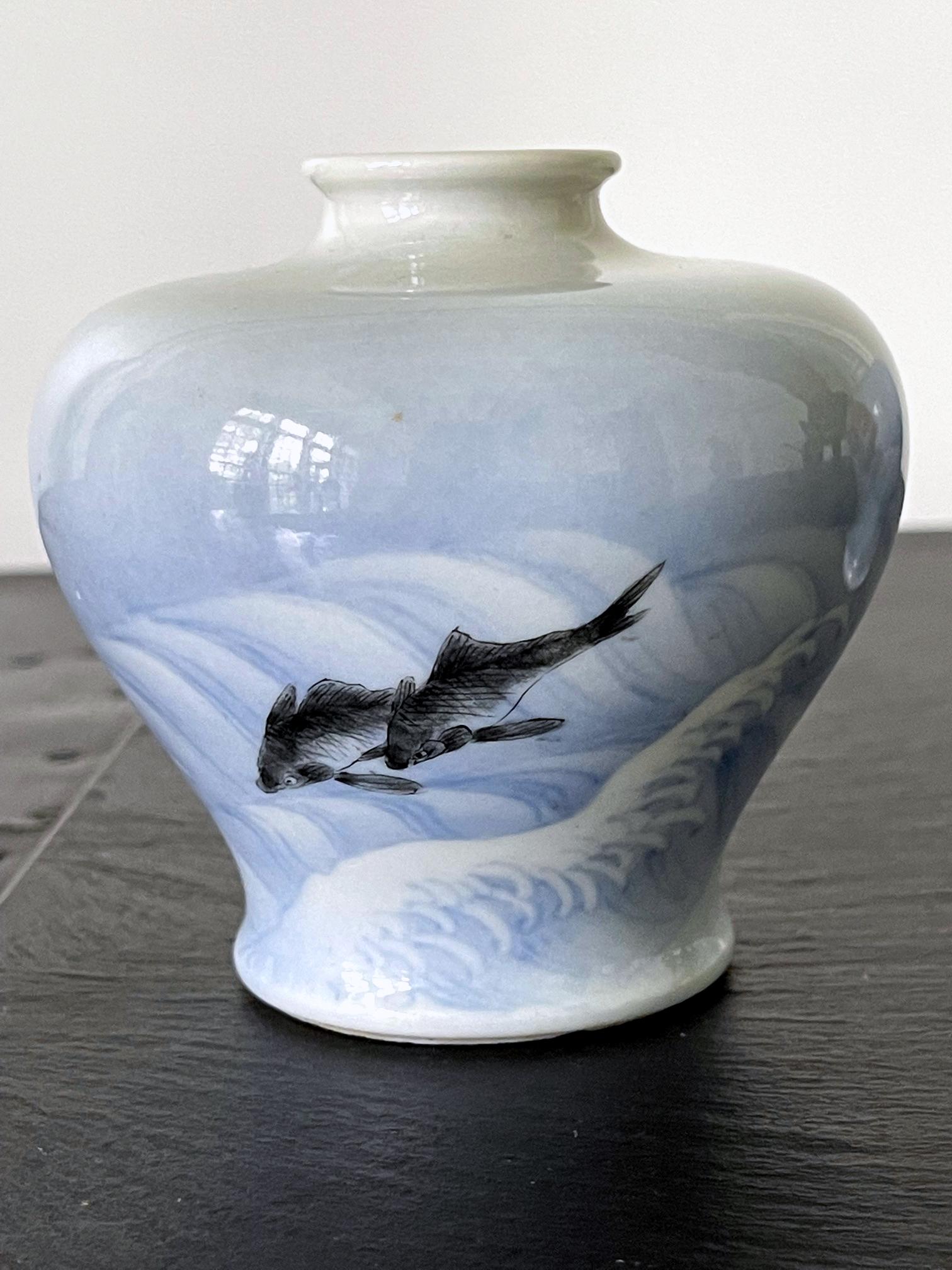 One of The Two Japanese Ceramic Vases Makuzu Kozan Meiji Period In Good Condition For Sale In Atlanta, GA