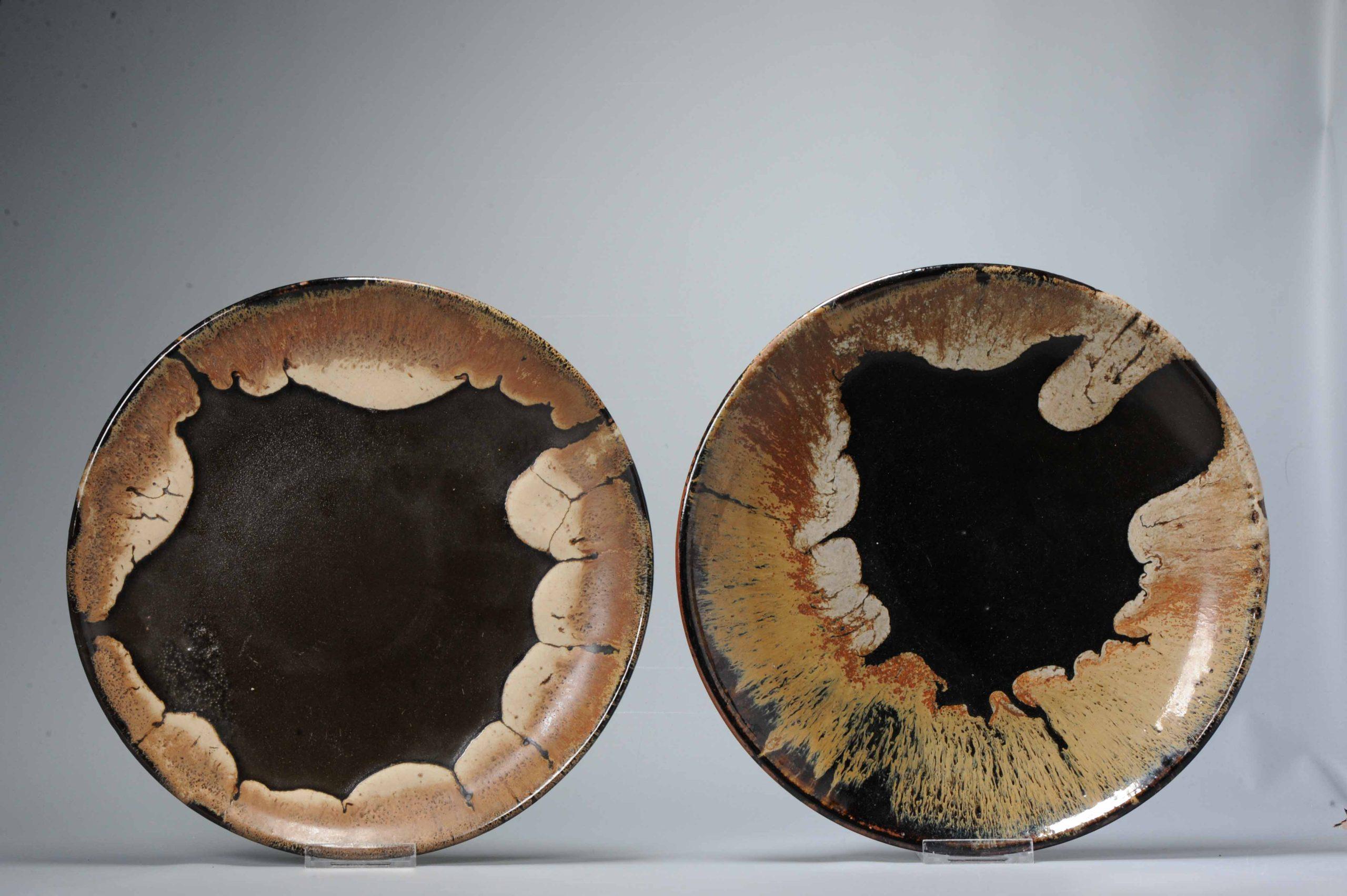 Two Japanese earthenware Tamba-tachikui dishes with abstract decoration, one dish signed, third quarter 20th century -Diameter 31.5 cm-
Tamba-tachikui ware (called Tamba-tachikui yaki in Japanese) is a form of pottery produced around Konda in the