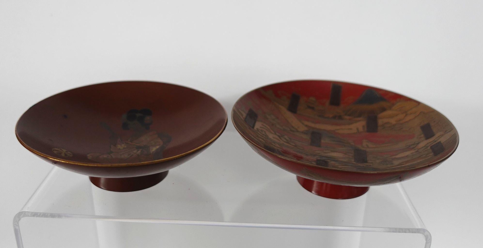 Two Japanese gilt lacquer sake bowls.
1. 4,5