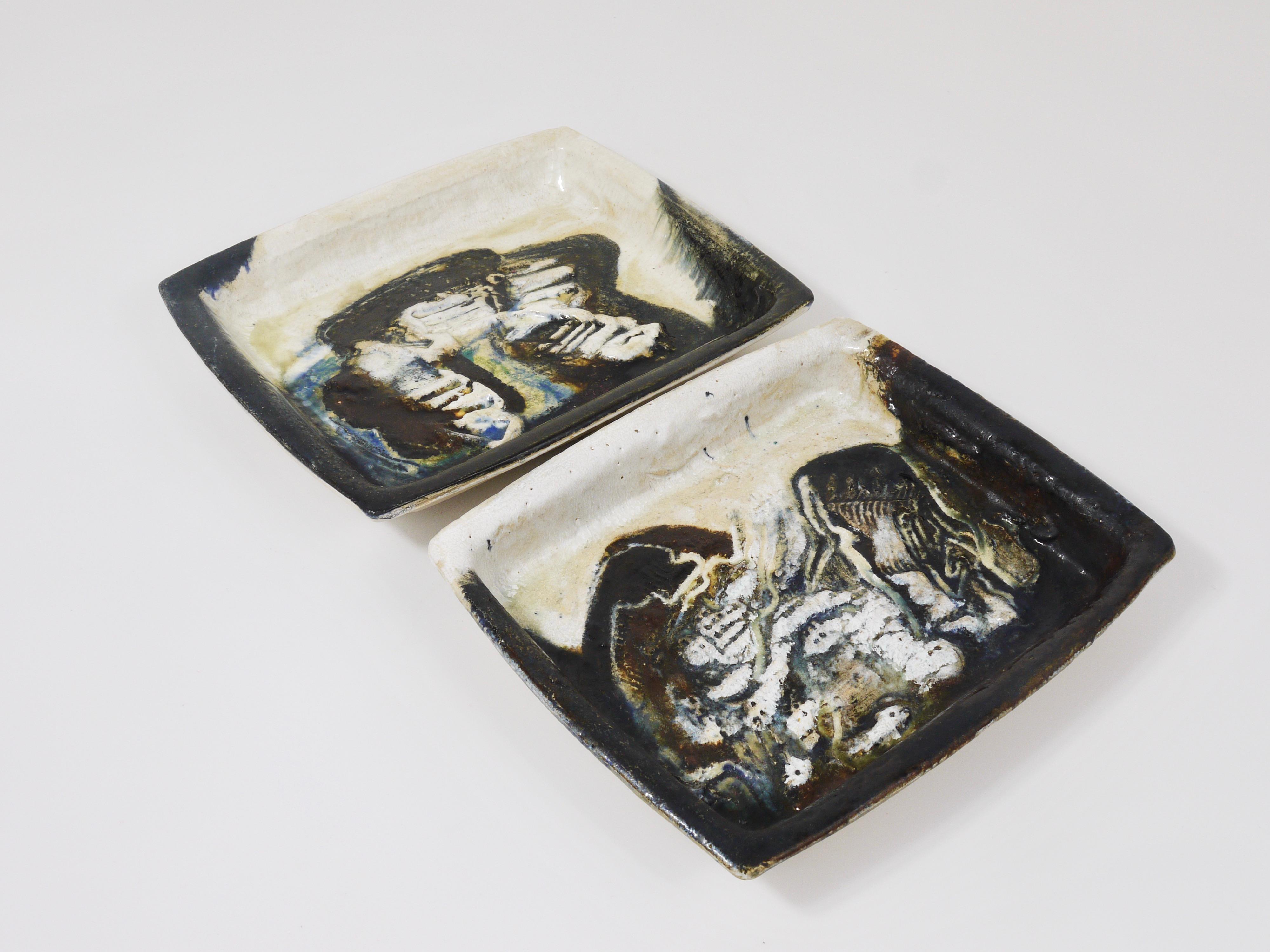 Ein Paar dekorative, große quadratische skandinavische Schalen / Teller mit wunderschönen abstrakten Motiven. Entworfen und hergestellt von 
dem dänischen Keramikkünstler Jeppe Hagedorn-Olsen in den 1970er Jahren. Beide Schalen wurden aus Keramik
