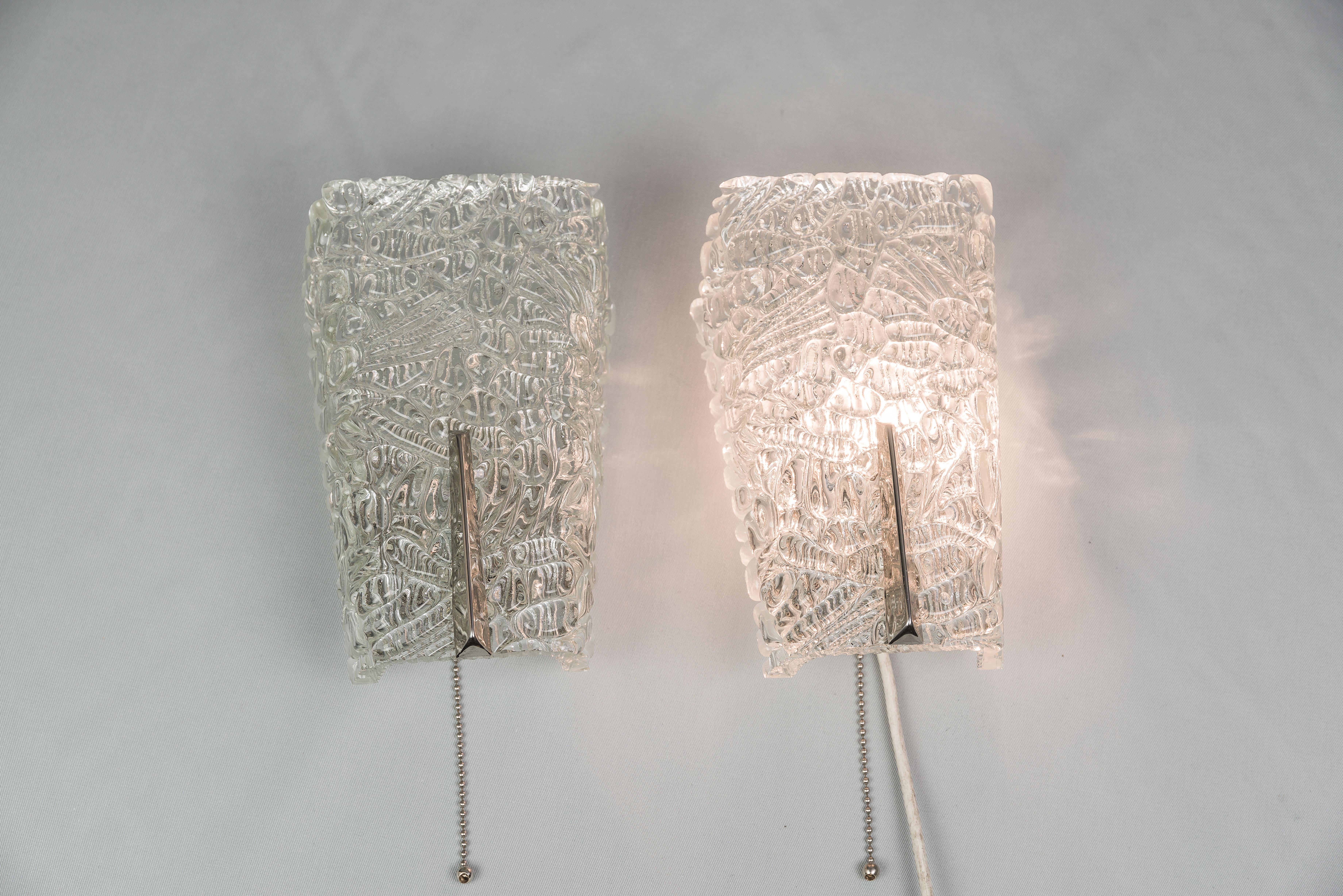 Two J.T Kalmar sconces with textured glass and nickel parts, circa 1950s
Original condition
Pair price.