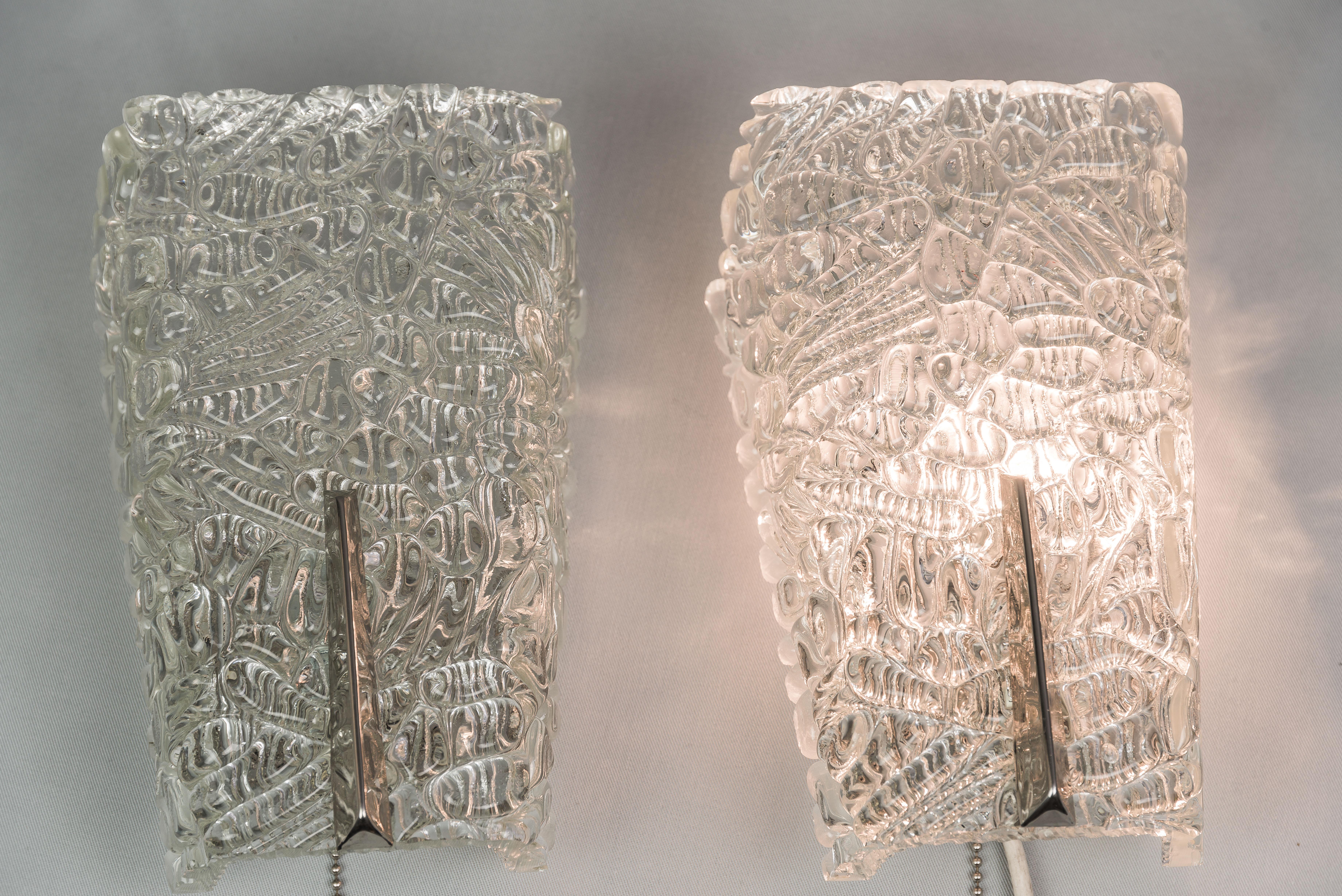 Mid-Century Modern Deux appliques J.T. Kalmar avec verre texturé et pièces en nickel:: circa 1950s en vente