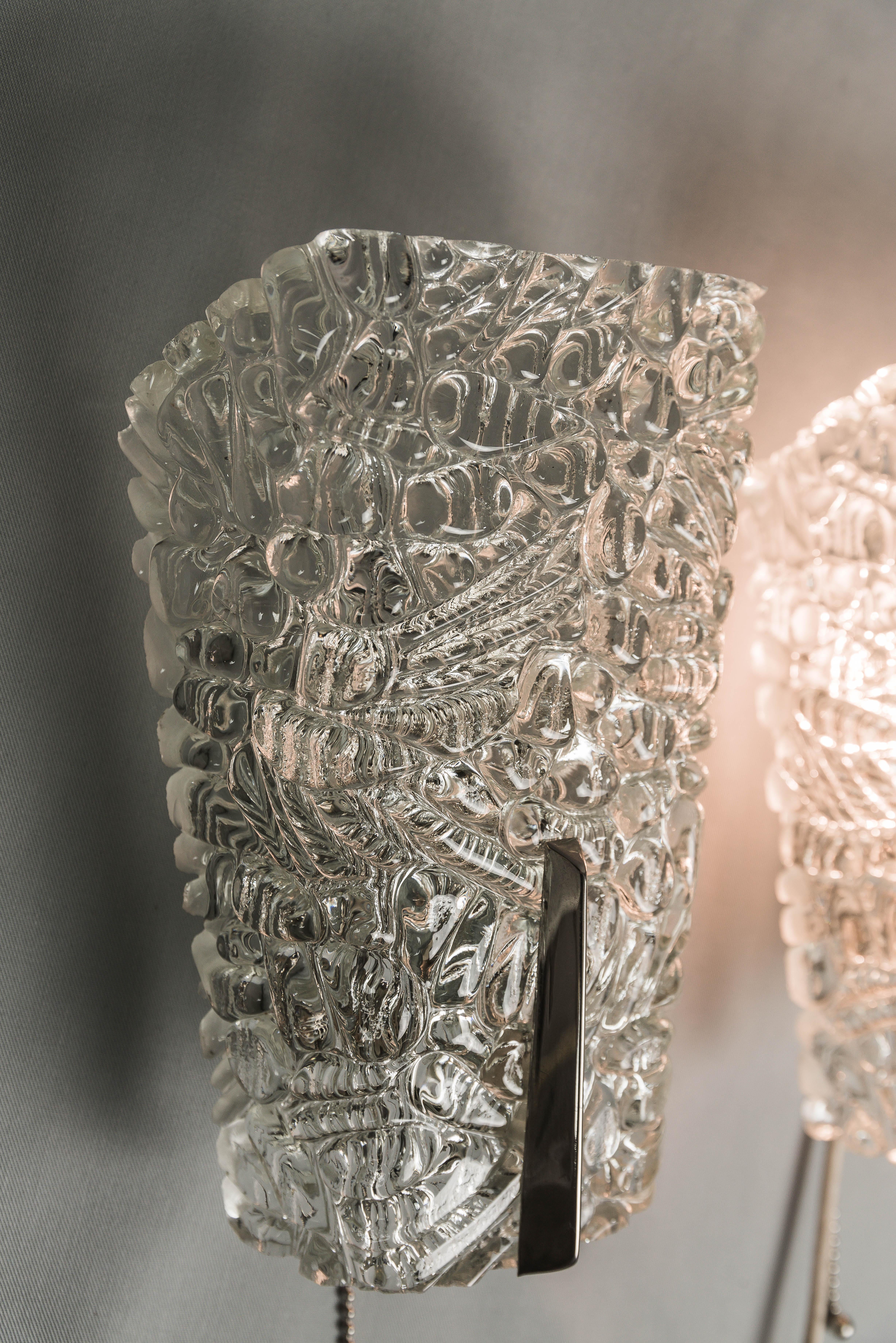 Autrichien Deux appliques J.T. Kalmar avec verre texturé et pièces en nickel:: circa 1950s en vente