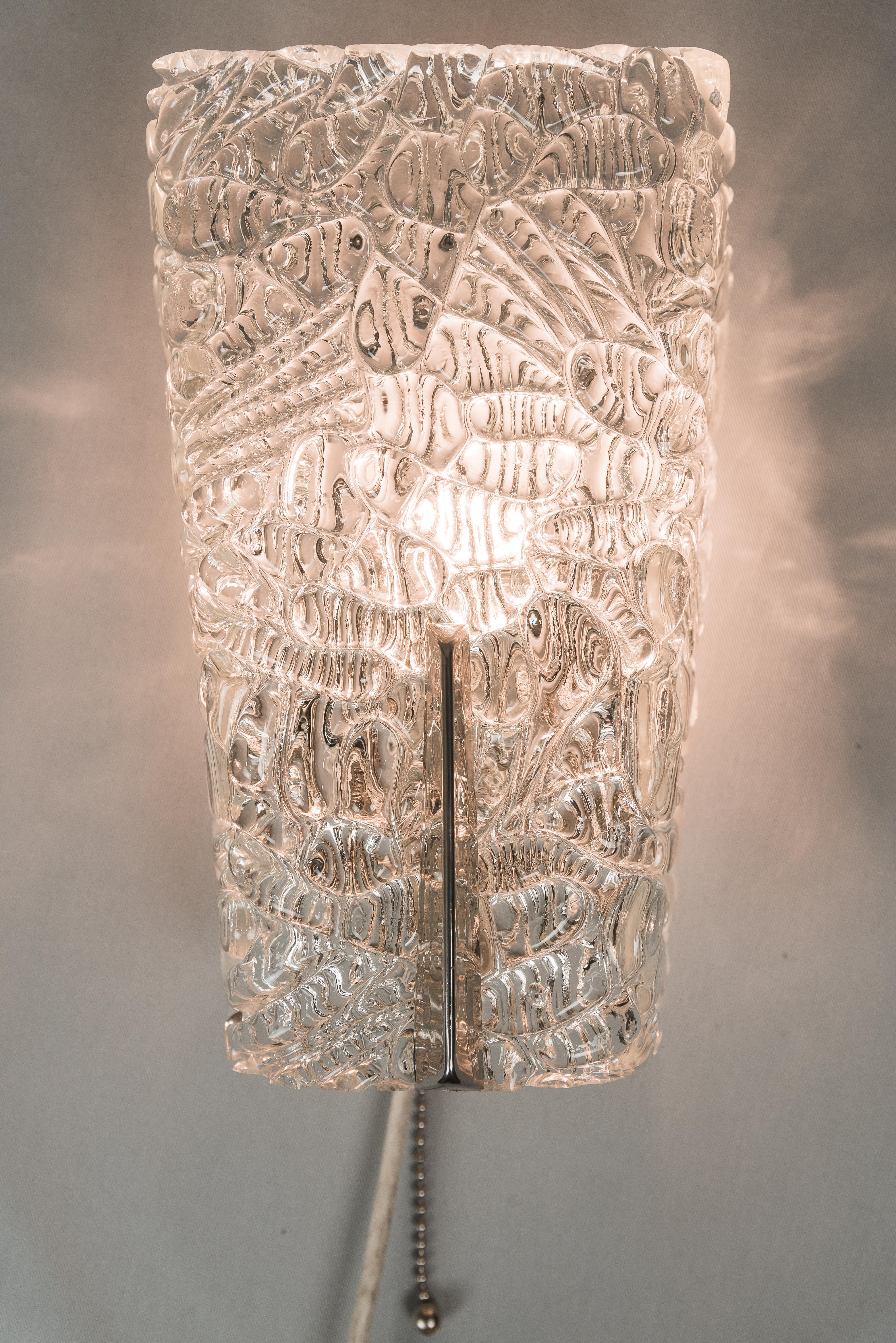 Plaqué Deux appliques J.T. Kalmar avec verre texturé et pièces en nickel:: circa 1950s en vente
