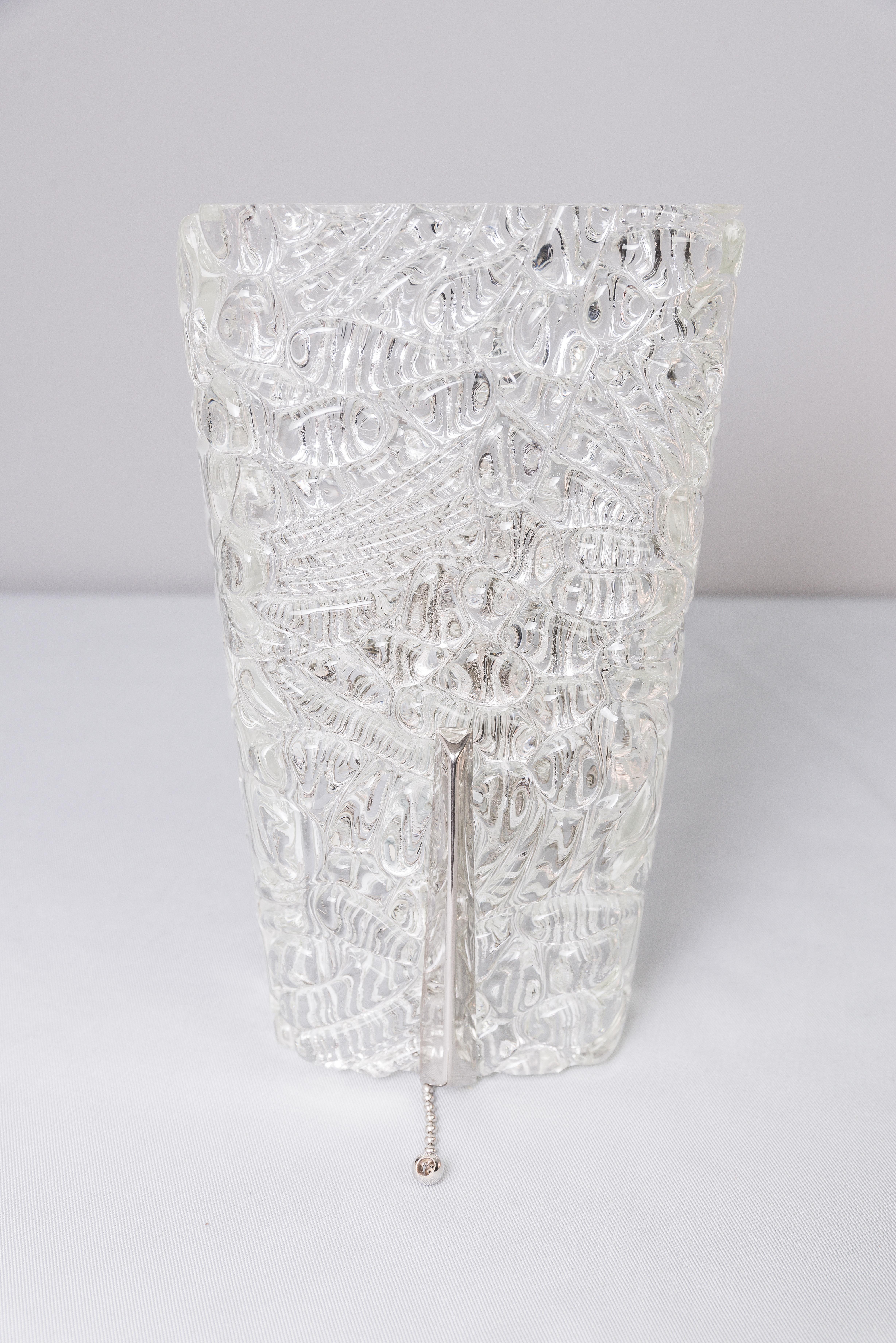 Verre Deux appliques J.T. Kalmar avec verre texturé et pièces en nickel:: circa 1950s en vente