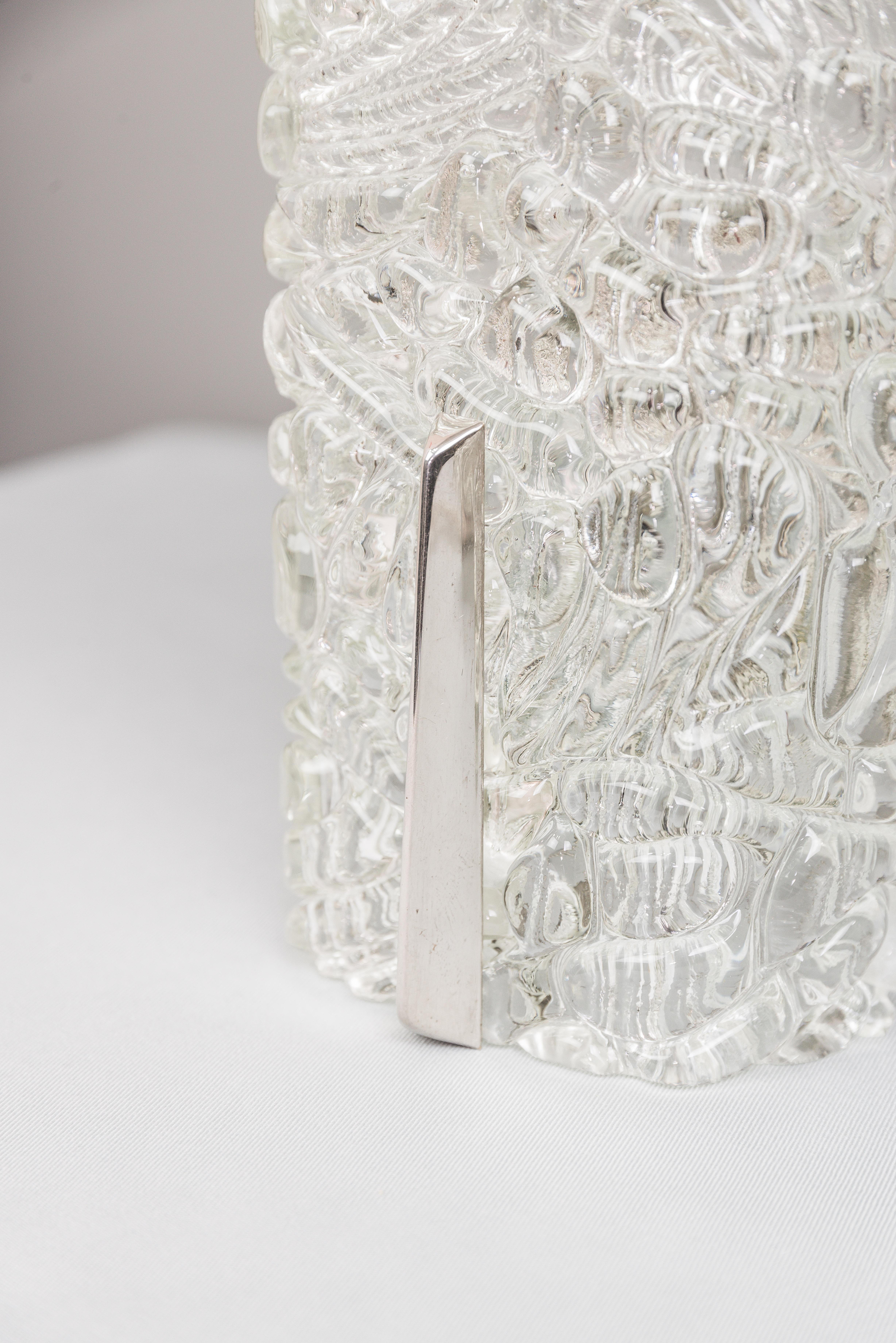 Deux appliques J.T. Kalmar avec verre texturé et pièces en nickel:: circa 1950s en vente 1