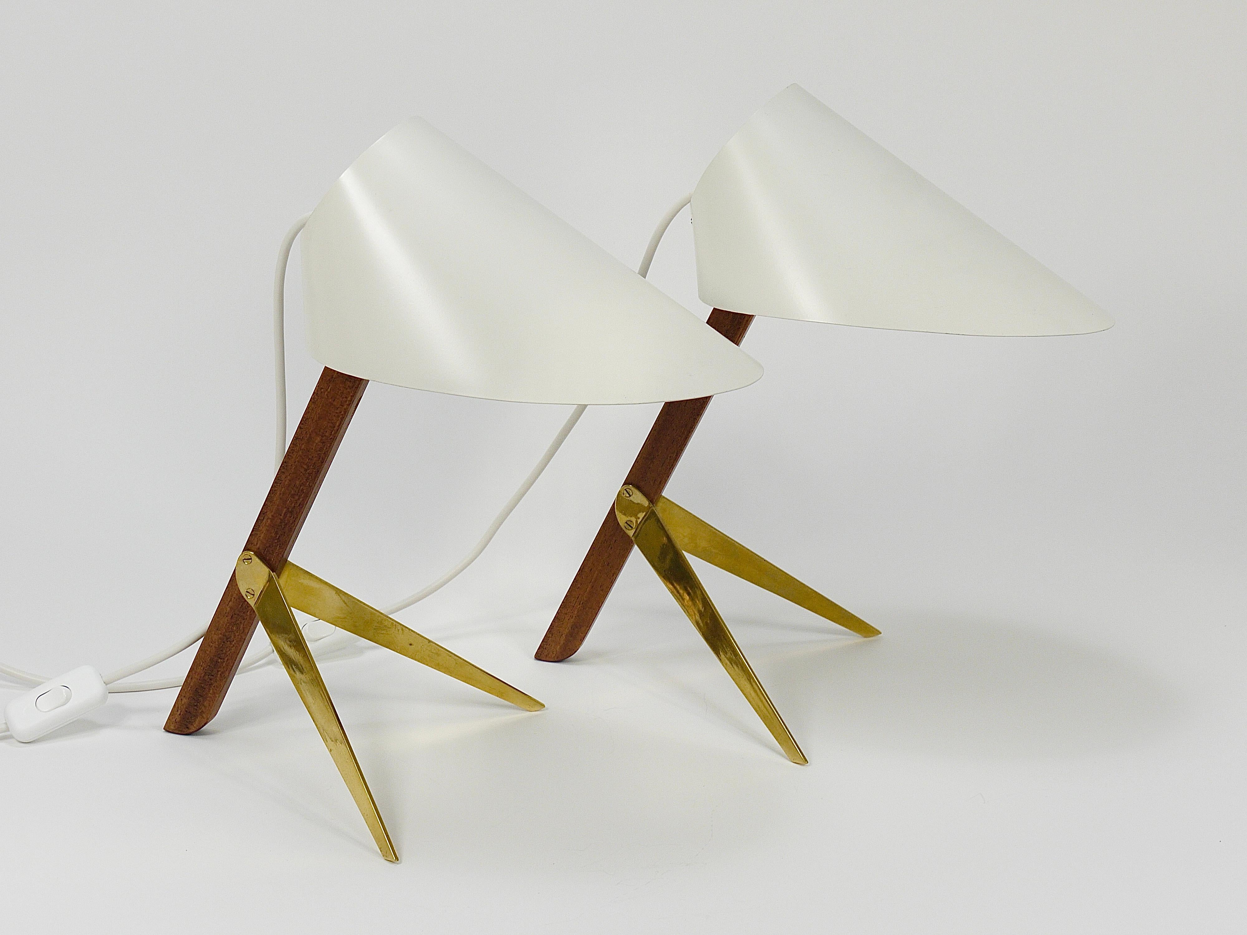 Hasta dos preciosas lámparas modernistas vintage de los años 50, vendidas y tasadas individualmente. Este es el modelo 
