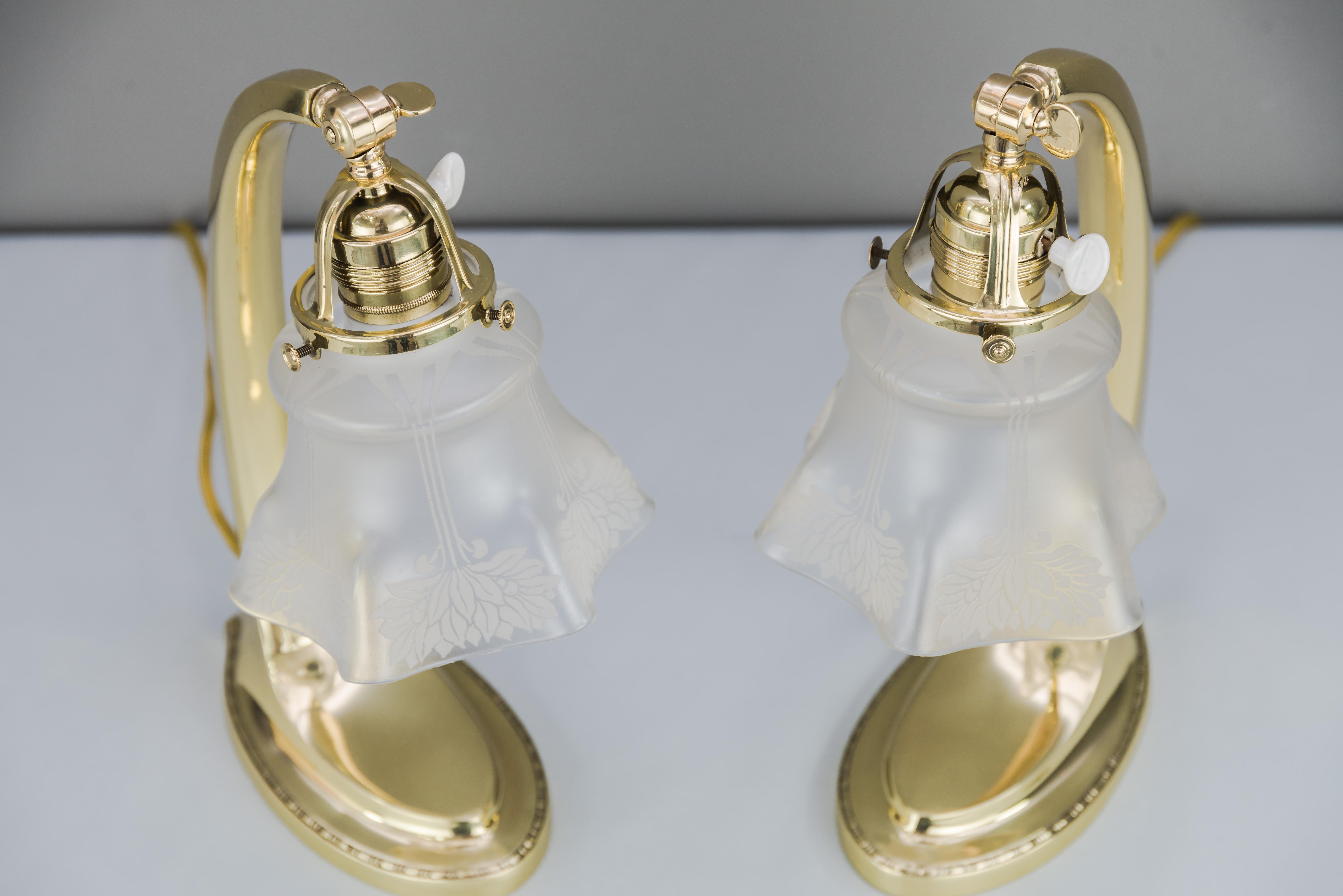 Zwei Jugendstil-Tischlampen 1907 mit Original-Glasschirmen
Poliert und einbrennlackiert.