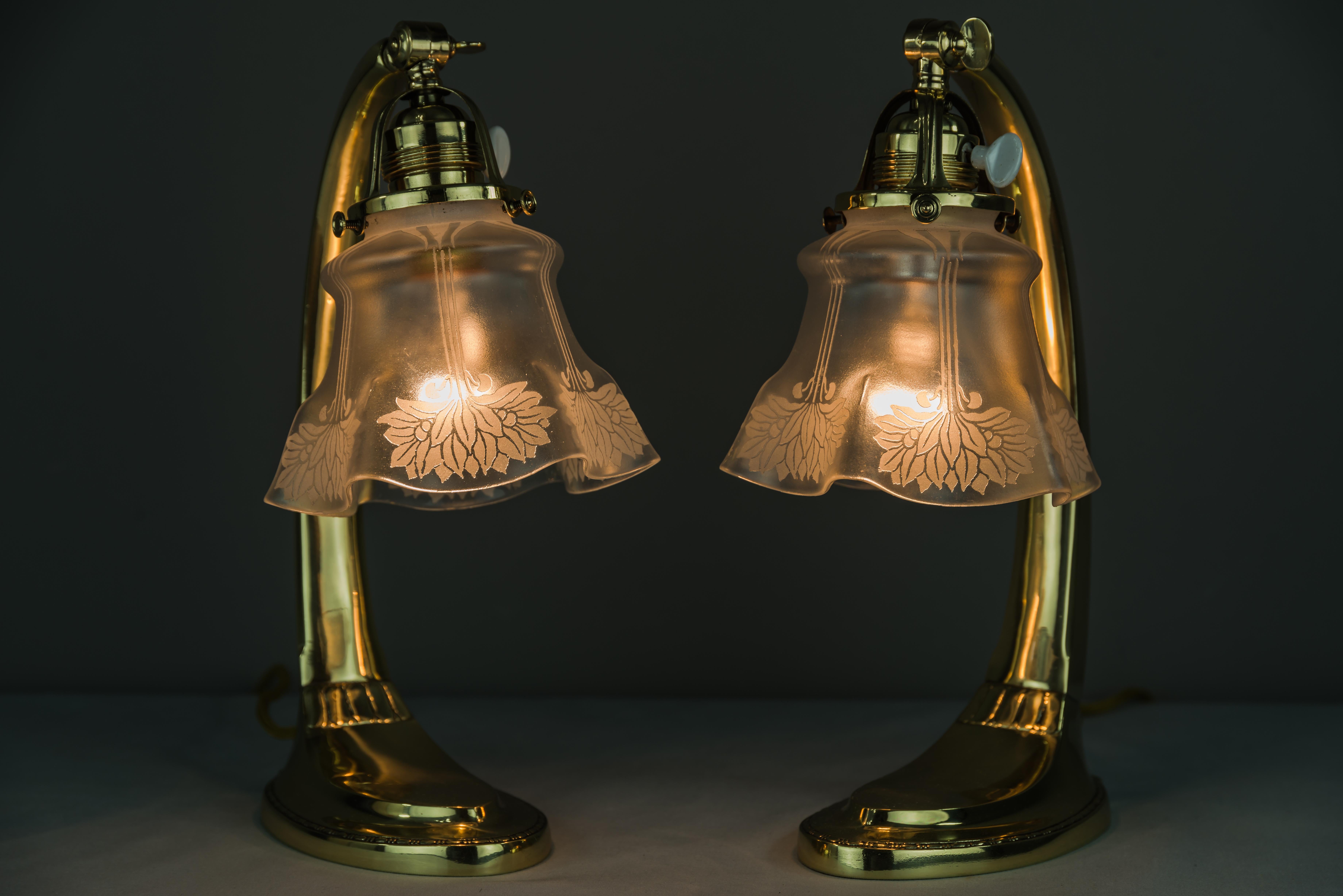Autrichien Deux lampes de bureau Jugendstil de 1907 avec abat-jours en verre d'origine