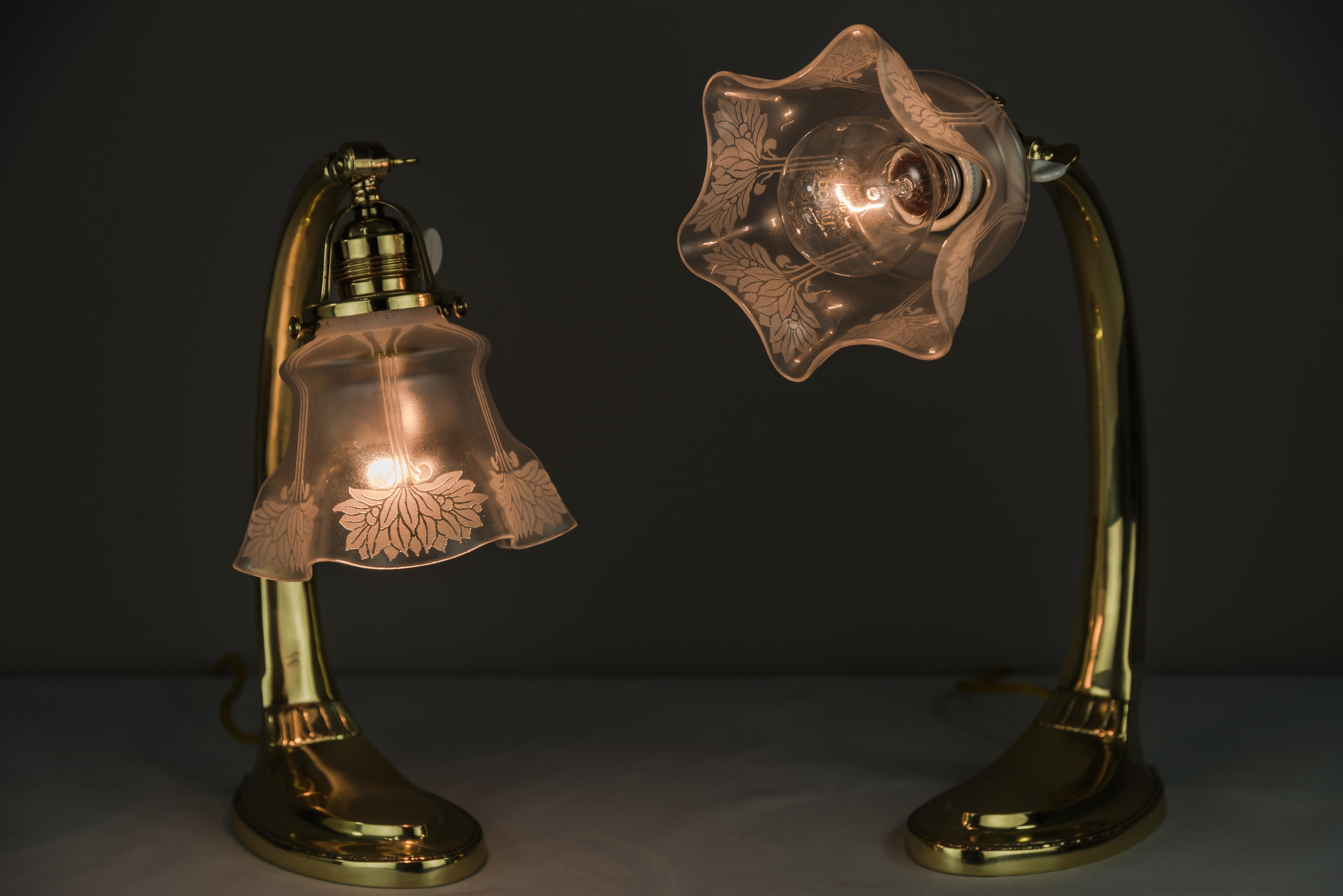 Laqué Deux lampes de bureau Jugendstil de 1907 avec abat-jours en verre d'origine
