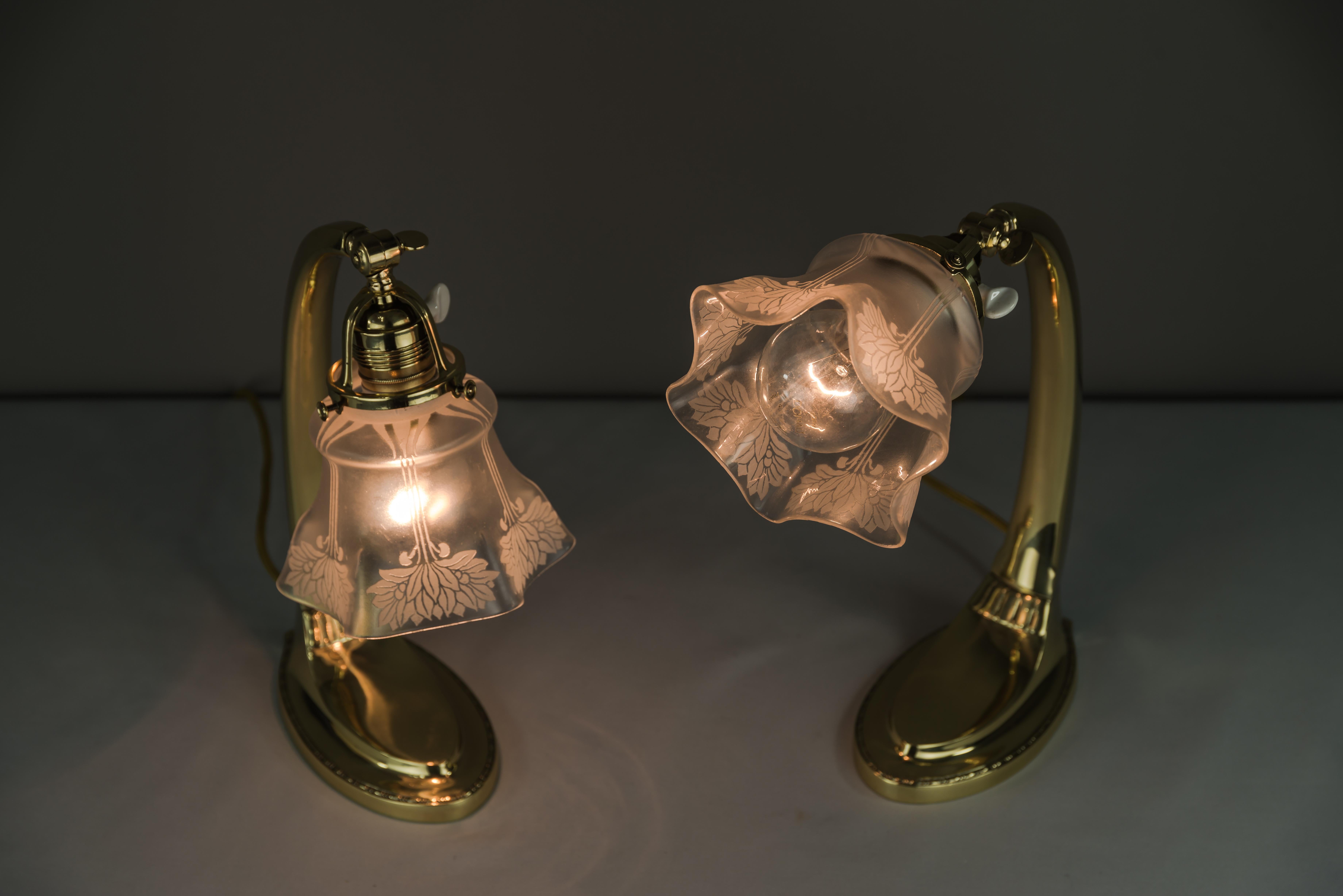 Deux lampes de bureau Jugendstil de 1907 avec abat-jours en verre d'origine Bon état à Wien, AT