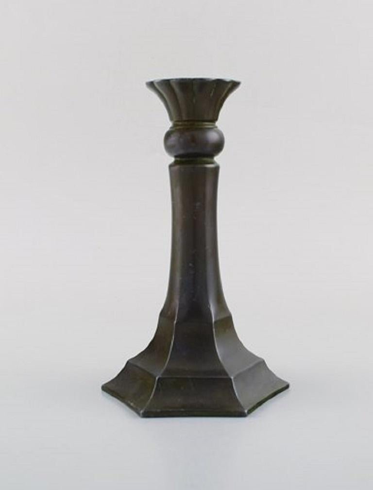 Two Just Andersen candlesticks in disko metal, 1930s-1940s.
Largest measures: 18 x 11 cm.
In good condition.
Stamped.