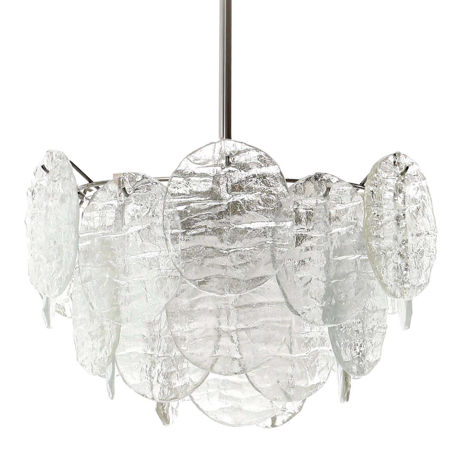 Mid-Century moderno Due lampadari a sospensione Kalmar 'Blatt', vetro testurizzato, nichel, anni '70 in vendita