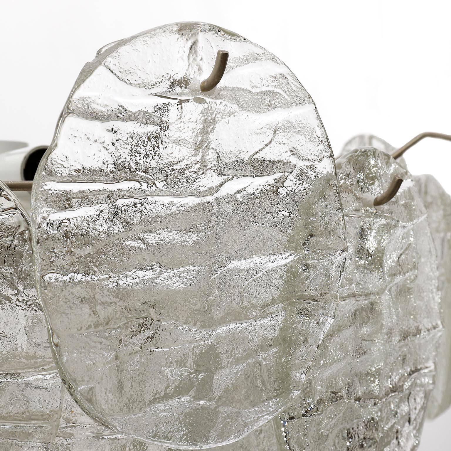 Zwei Kalmar 'Blatt' Pendelleuchten Kronleuchter, Strukturiertes Glas Nickel, 1970er im Angebot 2