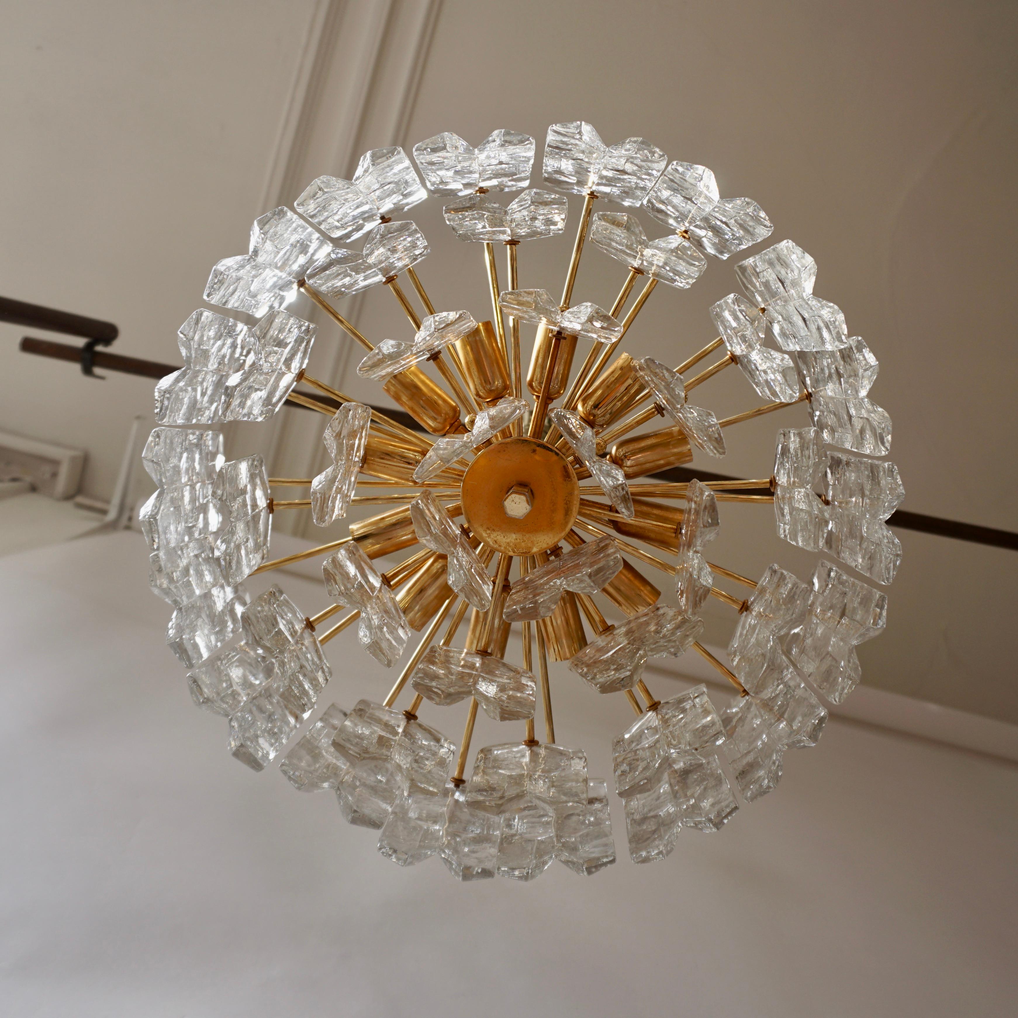 Dorato Un lampadario Kalmar Palazzo in ottone dorato e vetro, Austria, anni '70 in vendita