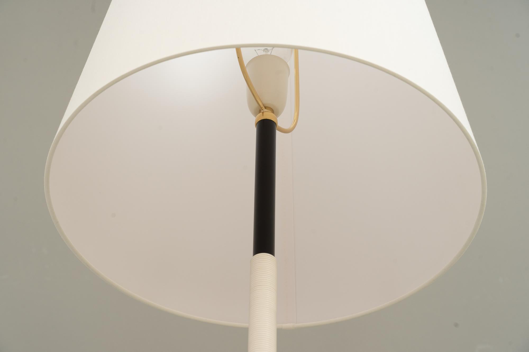 Laccato Due lampade da terra Kalmar degli anni '50 circa con paralumi in tessuto in vendita