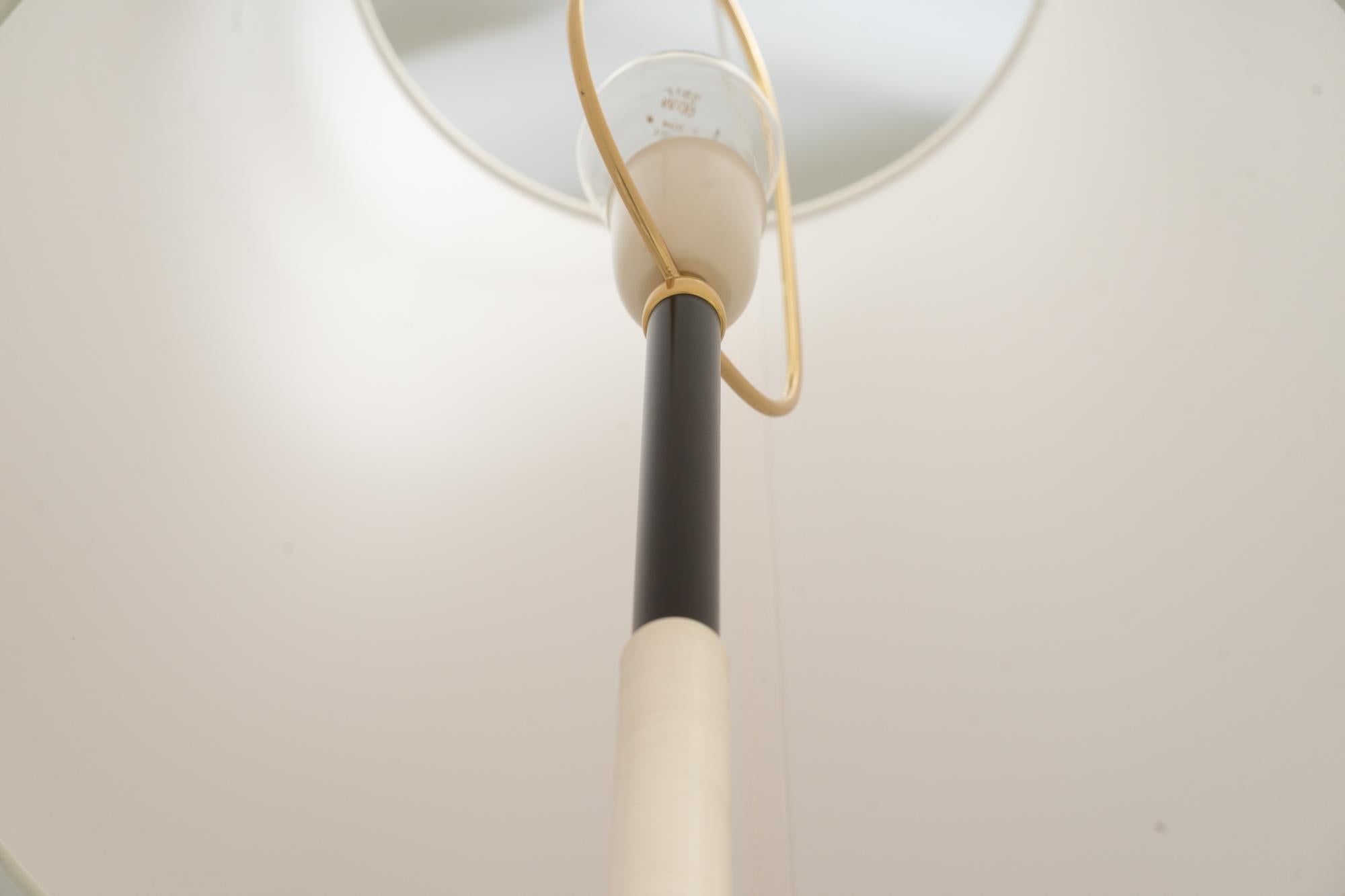 Due lampade da terra Kalmar degli anni '50 circa con paralumi in tessuto In condizioni buone in vendita a Wien, AT