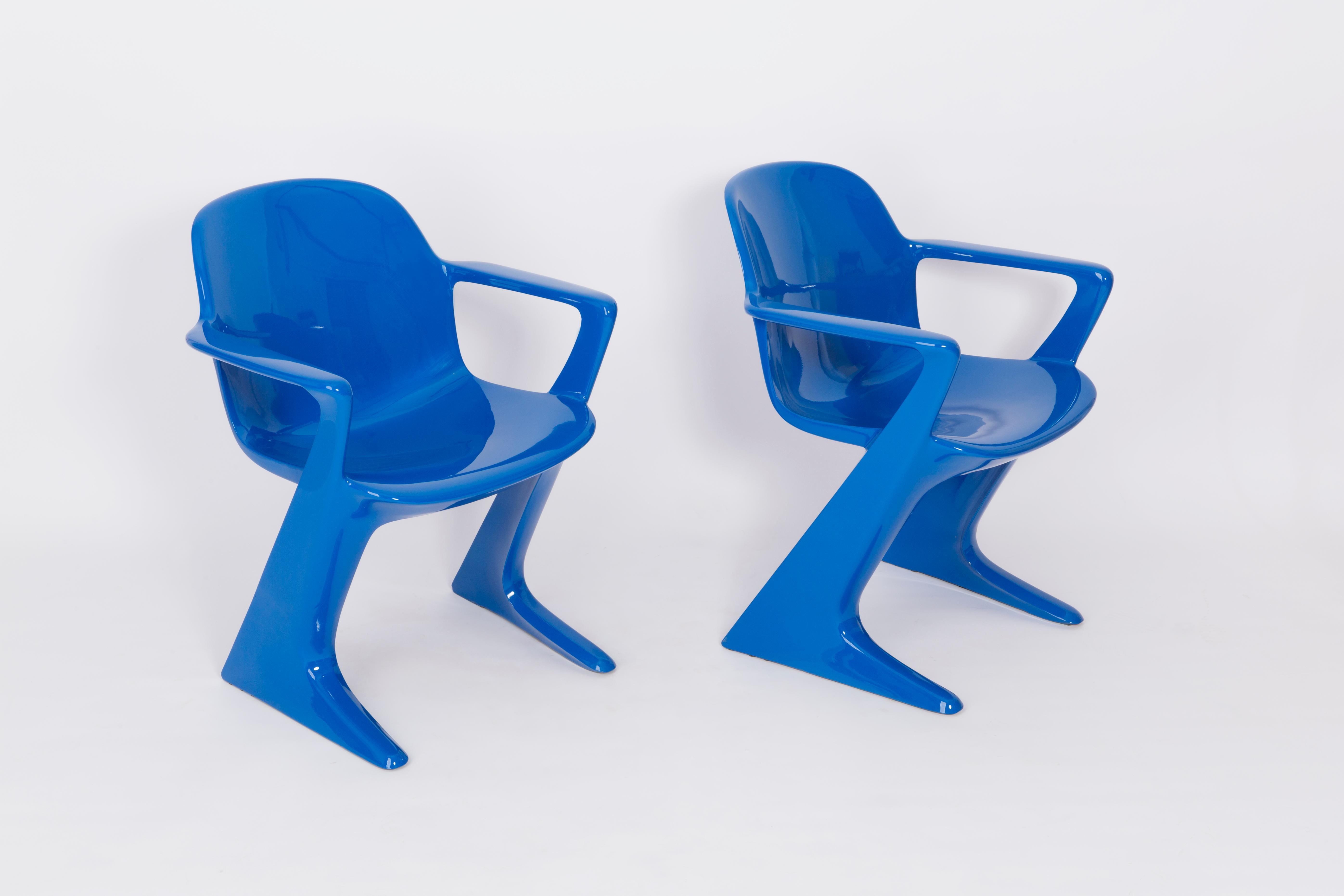 Dos sillas canguro y mesa de centro diseñadas por Ernst Moeckl, Alemania, 1968 Fibra de vidrio en venta