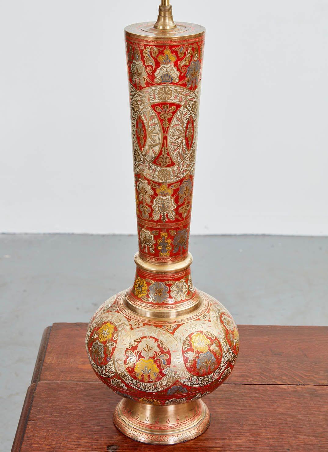 Zwei wunderbare und ungewöhnliche Vasen aus Kaschmir-Messing und polychromer Emaille mit Blumenmotiven, eine mit scharlachrotem und die andere mit salbeigrünem Grund, jetzt als Lampen. Verkauft ohne Schirme.