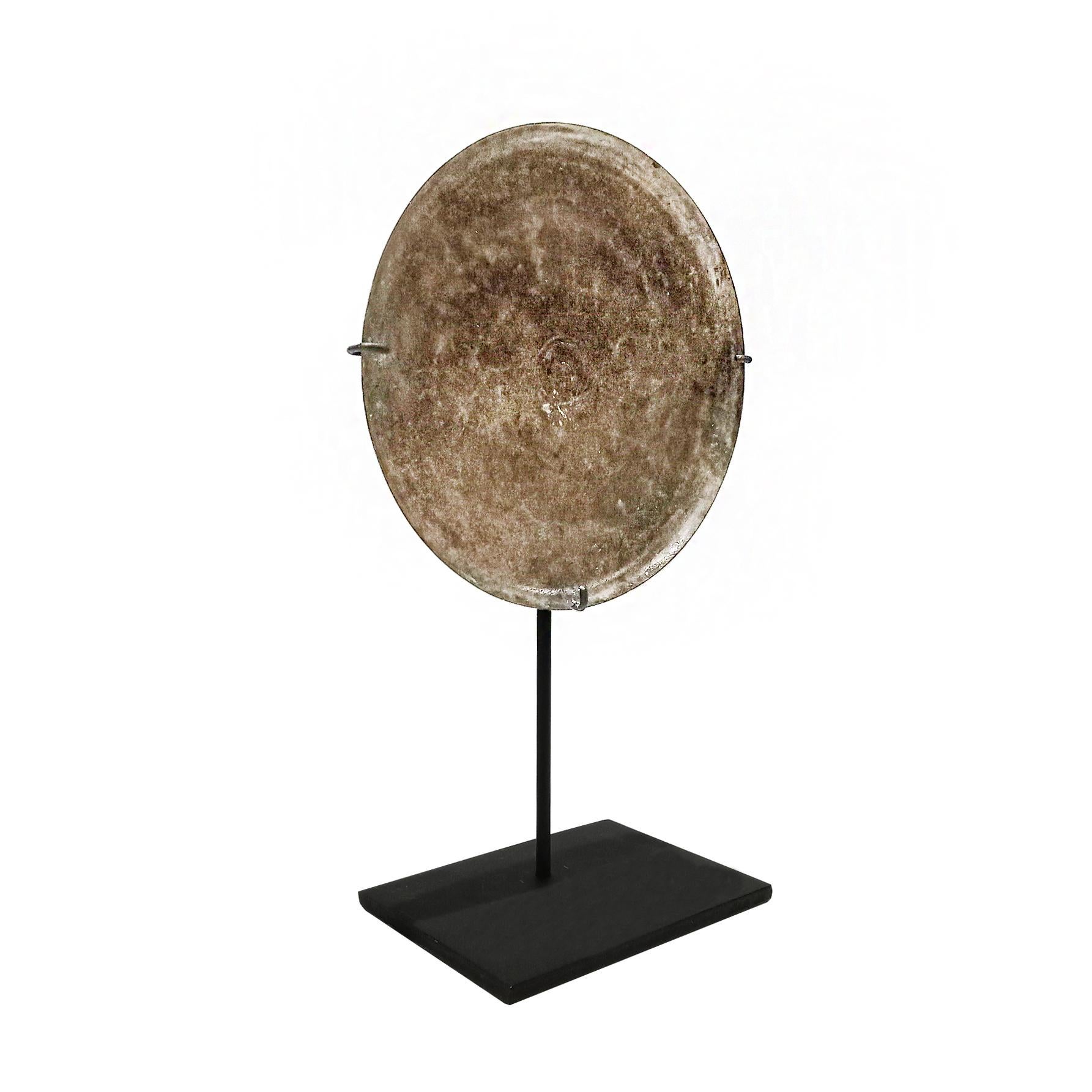 Deux miroirs cambodgiens en bronze, 13e - 15e siècle en vente 2