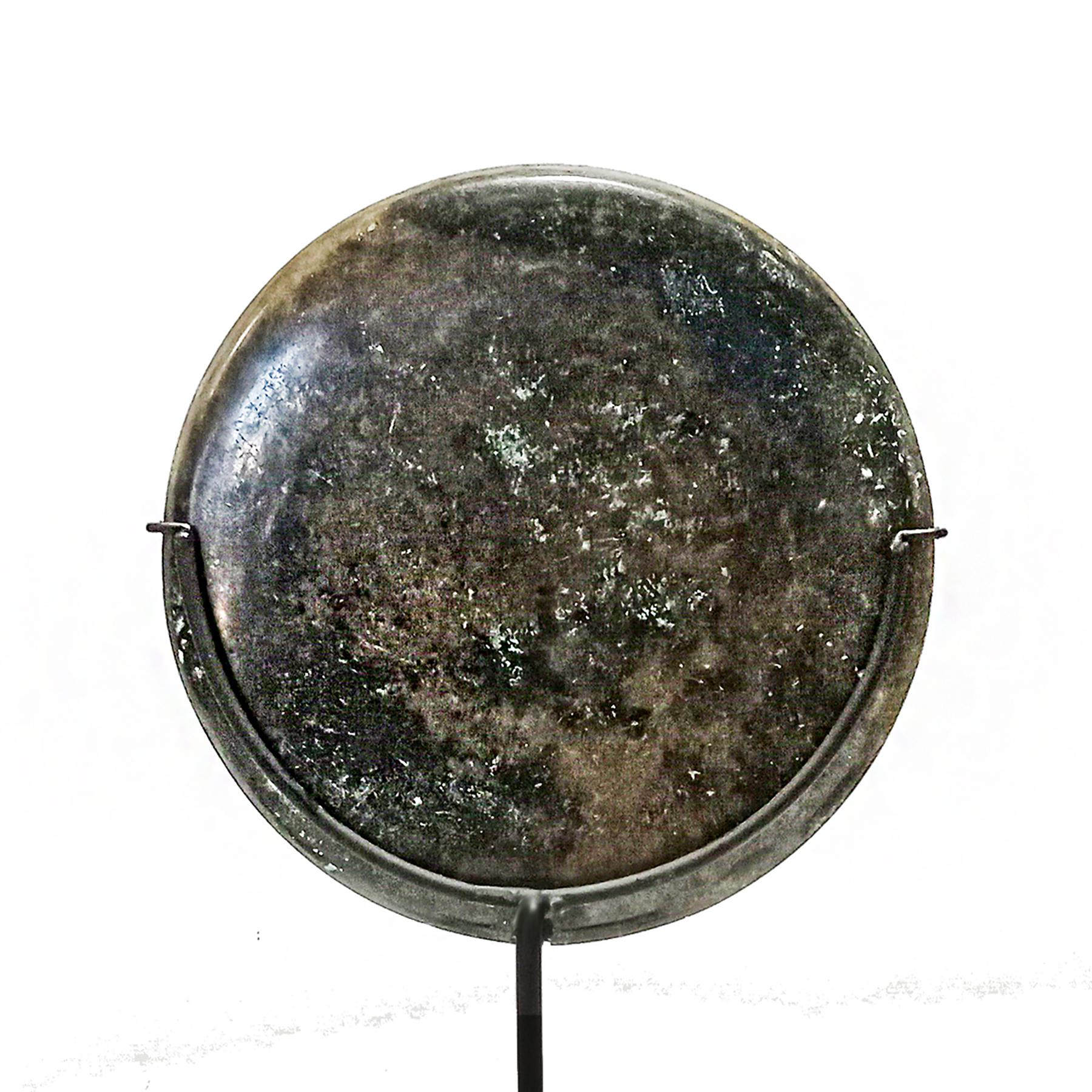 Deux miroirs cambodgiens en bronze, 13e - 15e siècle en vente 5