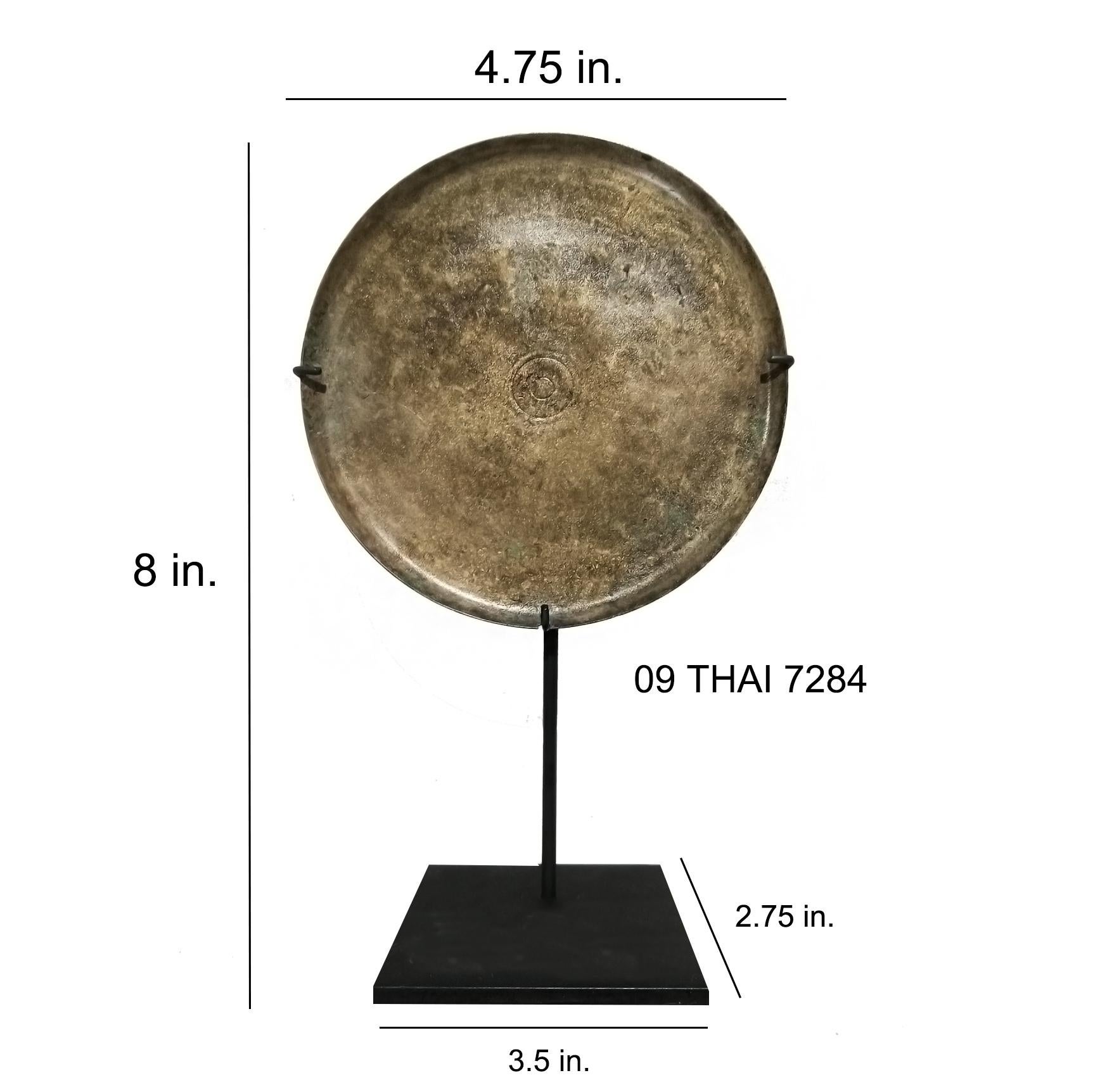 Deux miroirs cambodgiens en bronze, 13e - 15e siècle en vente 6