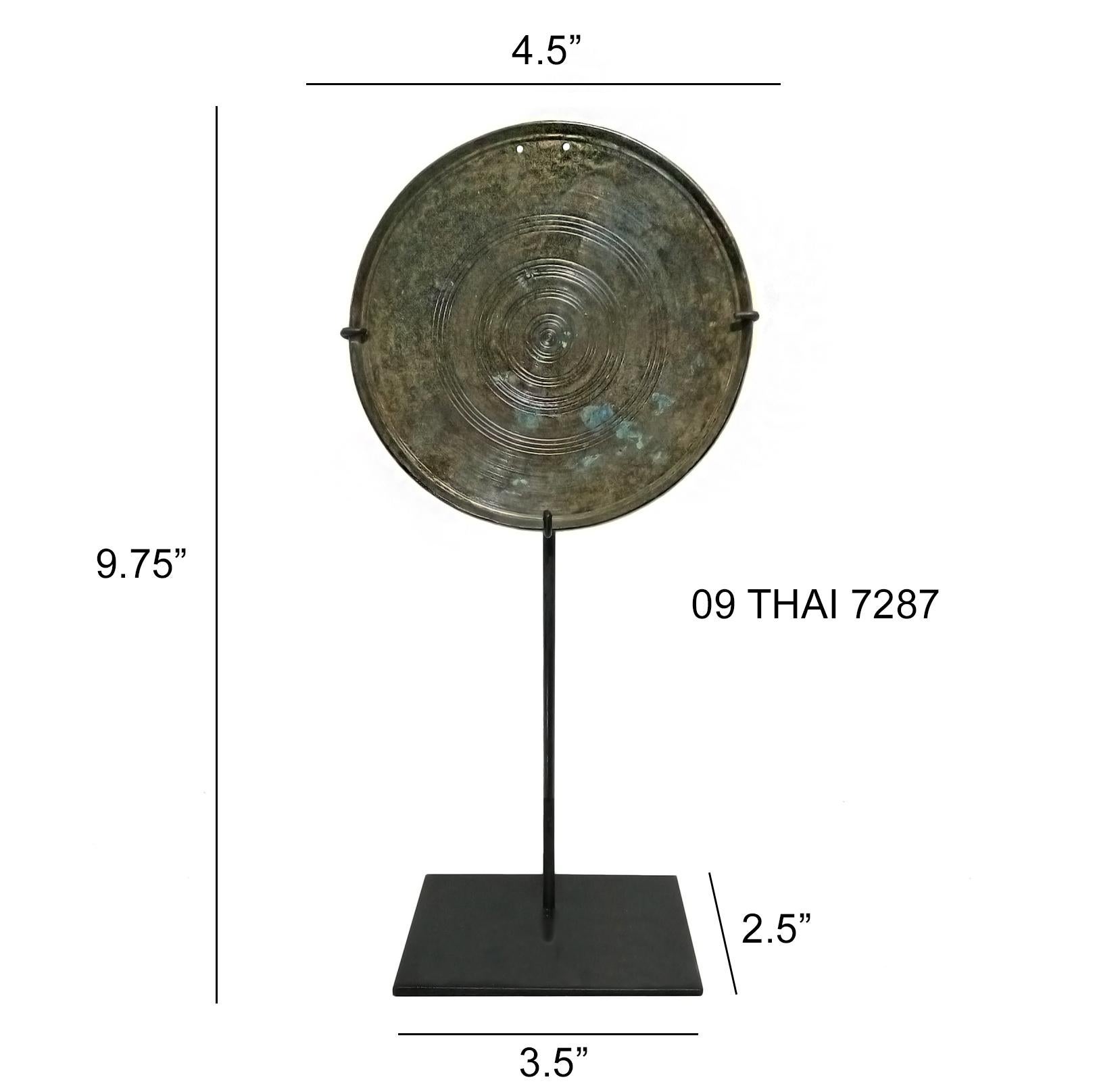Deux miroirs cambodgiens en bronze, 13e - 15e siècle en vente 7