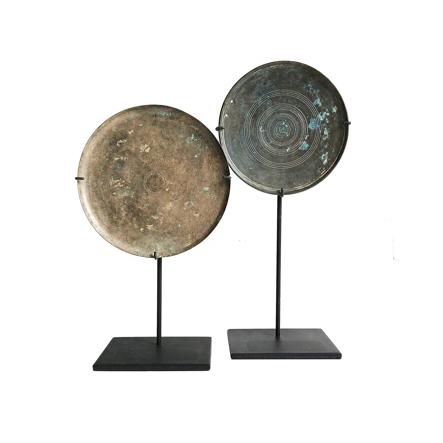 Deux miroirs cambodgiens en bronze, 13e - 15e siècle en vente 8