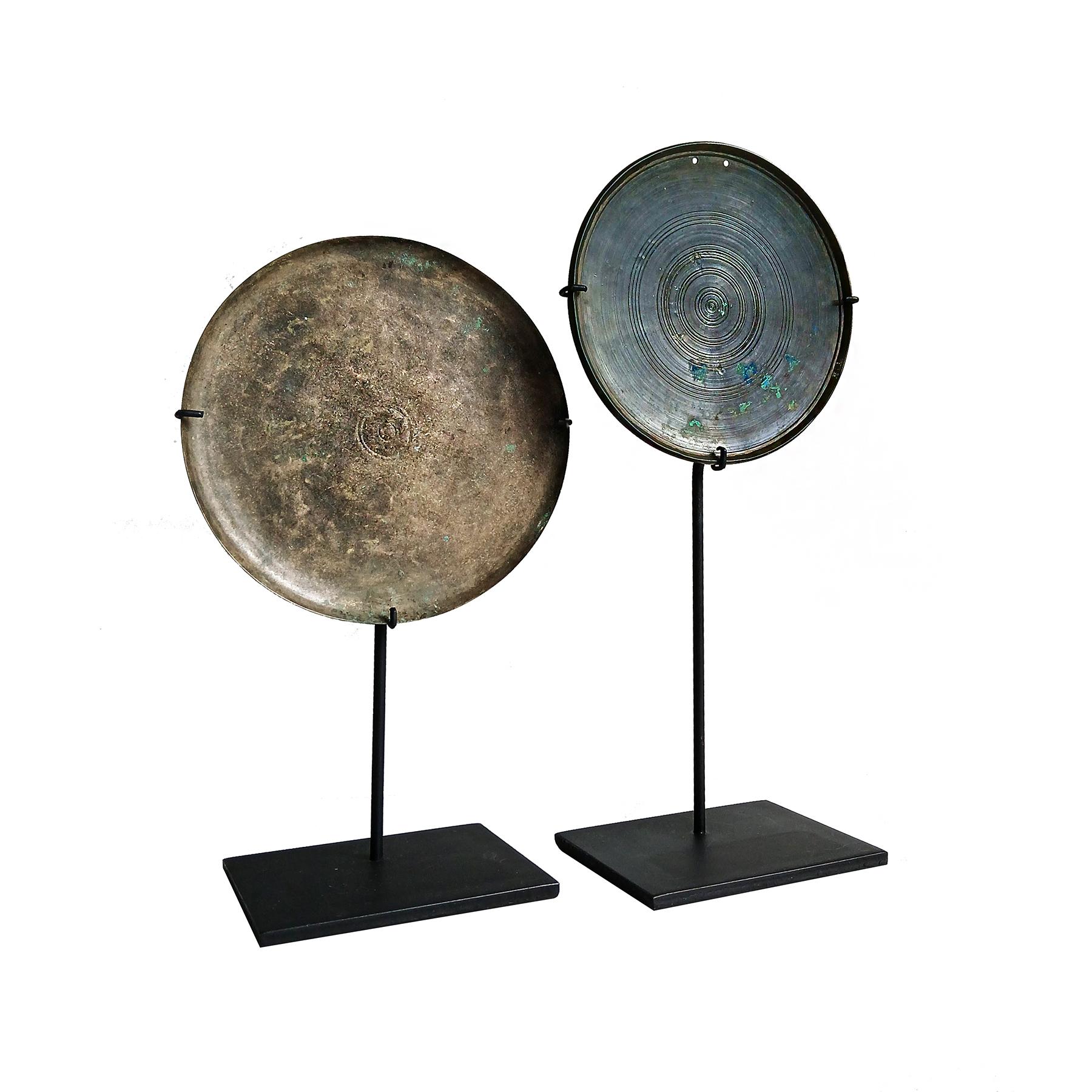 Deux petits miroirs en bronze du Cambodge, vers le 13e-15e siècle. 

En Asie du Sud-Est, la culture khmère a existé entre le IXe et le XVe siècle. Elle est née au Cambodge et s'est étendue à toute l'Asie du Sud-Est. Influencés par le bouddhisme et