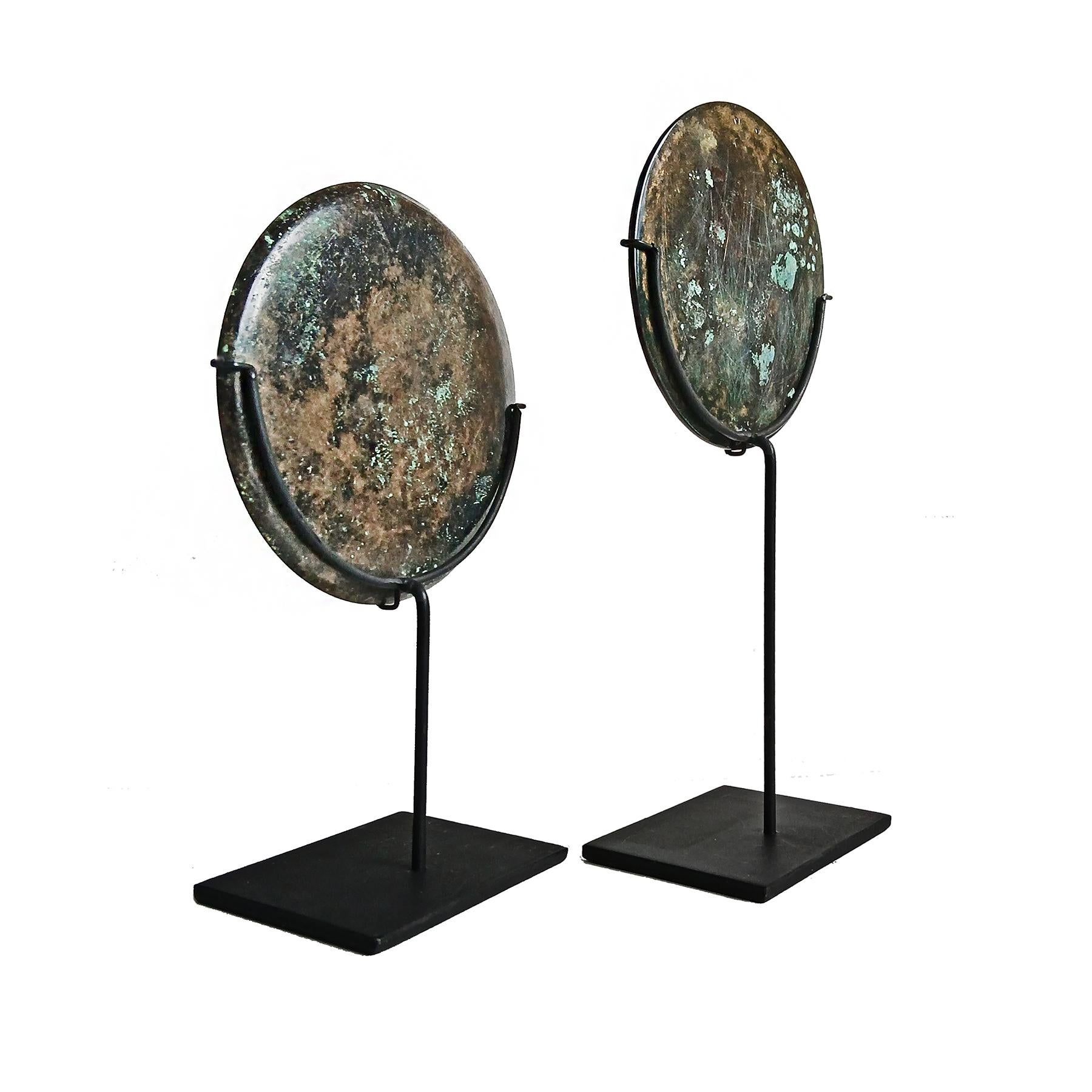Cambodgien Deux miroirs cambodgiens en bronze, 13e - 15e siècle en vente