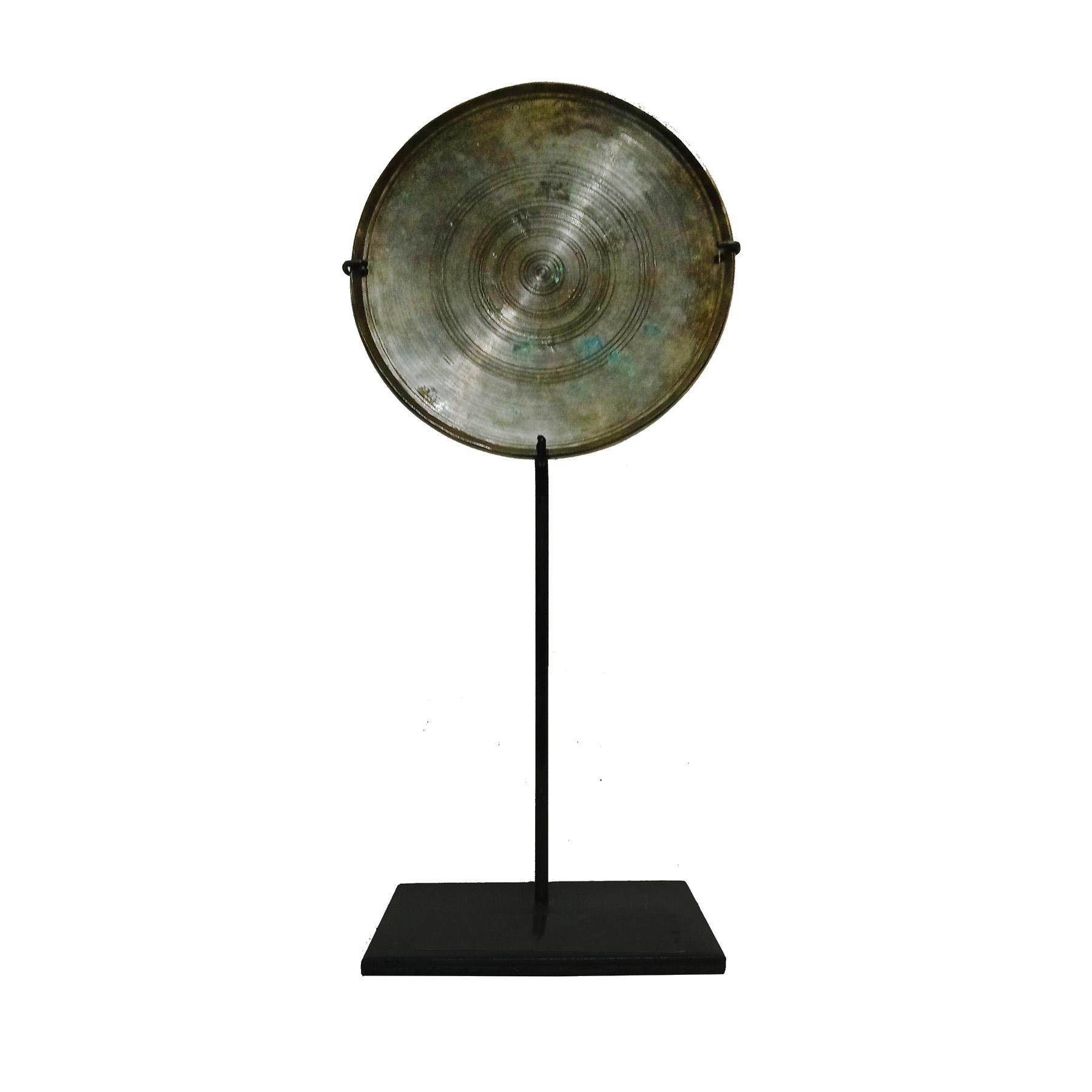 Fait main Deux miroirs cambodgiens en bronze, 13e - 15e siècle en vente