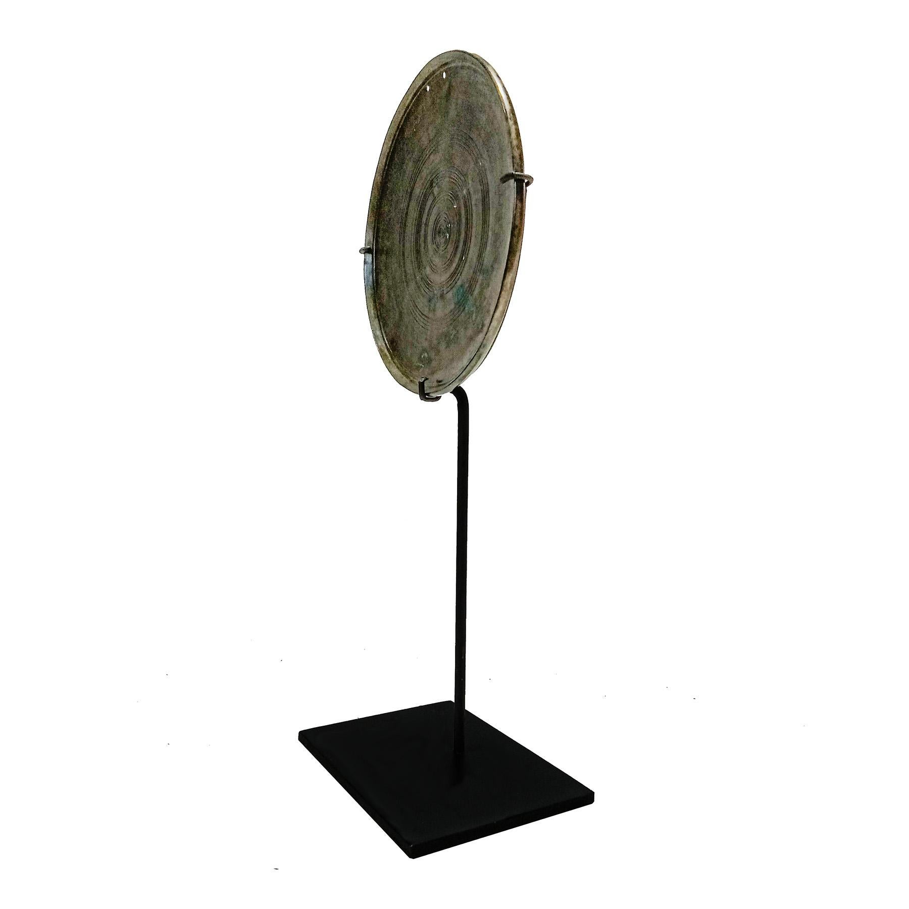 Deux miroirs cambodgiens en bronze, 13e - 15e siècle Bon état - En vente à New York, NY
