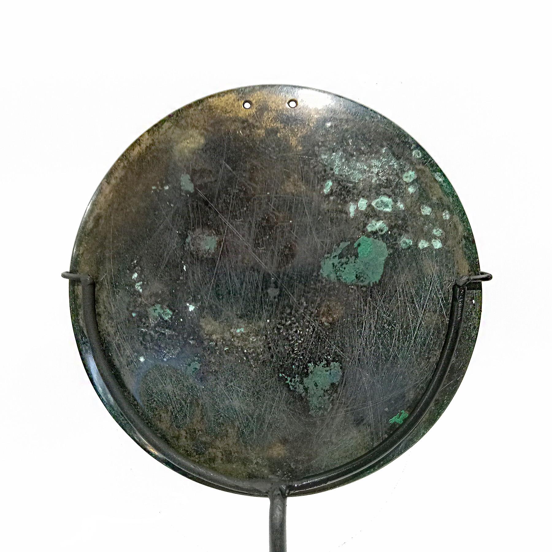 Deux miroirs cambodgiens en bronze, 13e - 15e siècle en vente 1