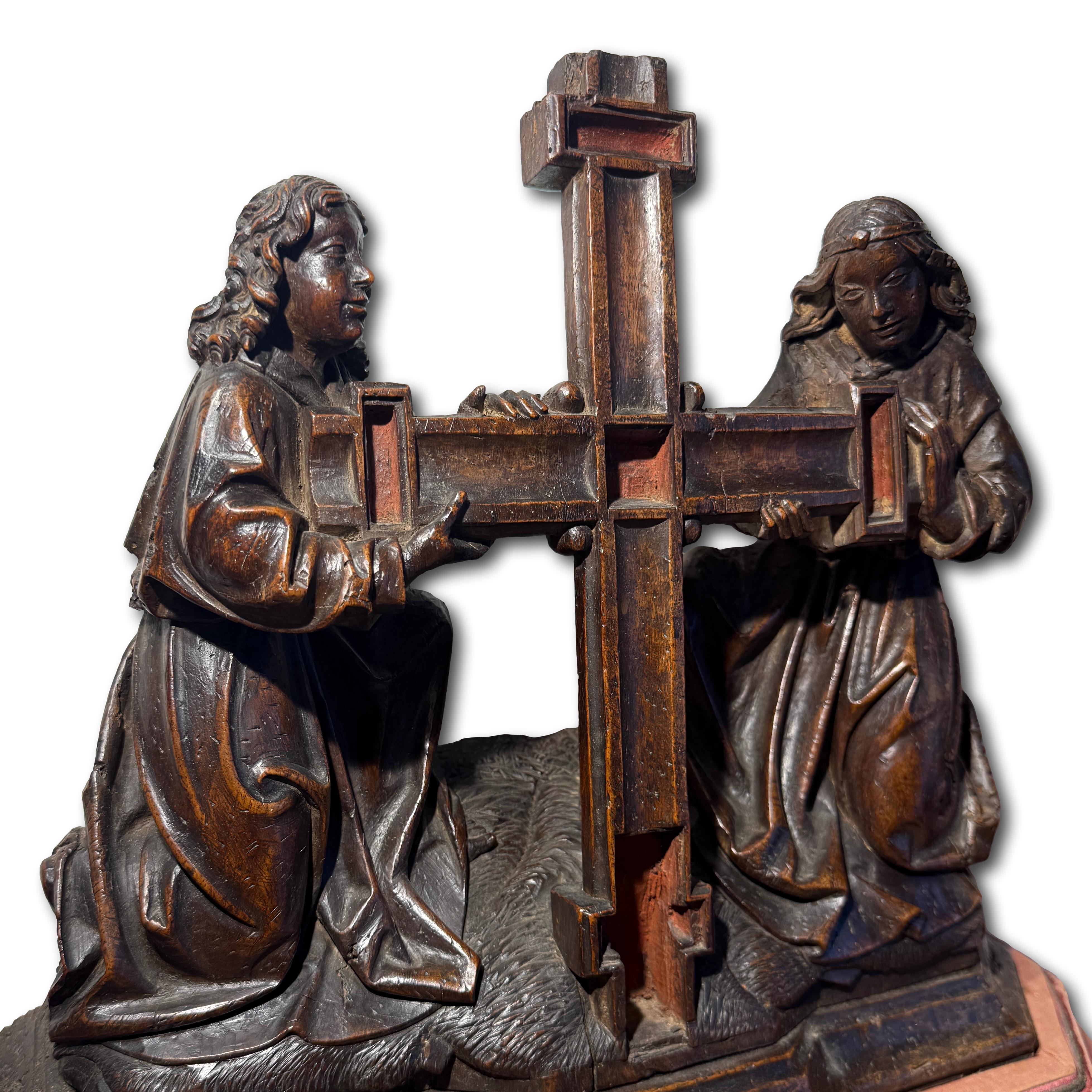 Dos ángeles arrodillados sosteniendo la Cruz. Sur de Holanda, hacia 1500-1520. en venta 6
