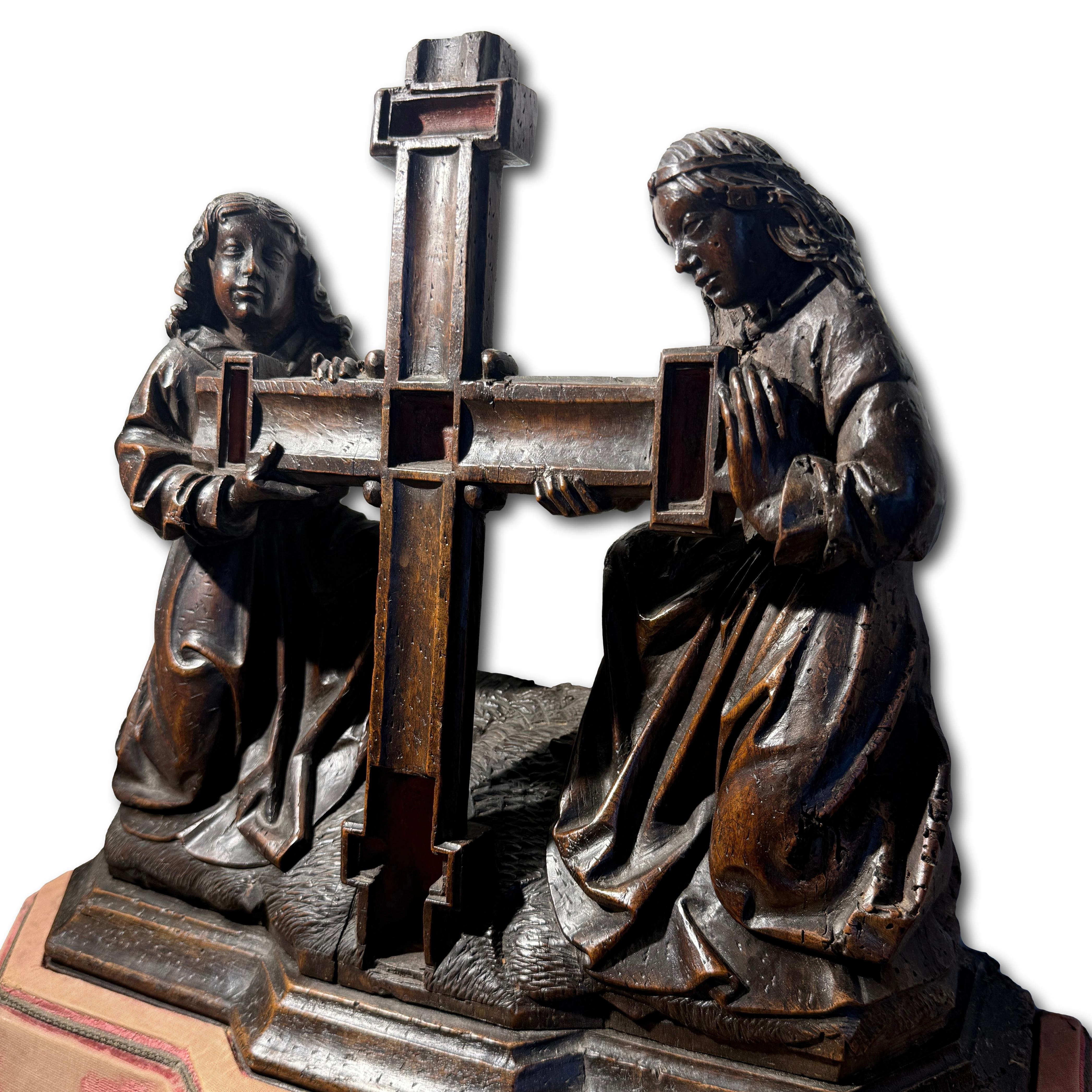 Dos ángeles arrodillados sosteniendo la Cruz. Sur de Holanda, hacia 1500-1520. en venta 7