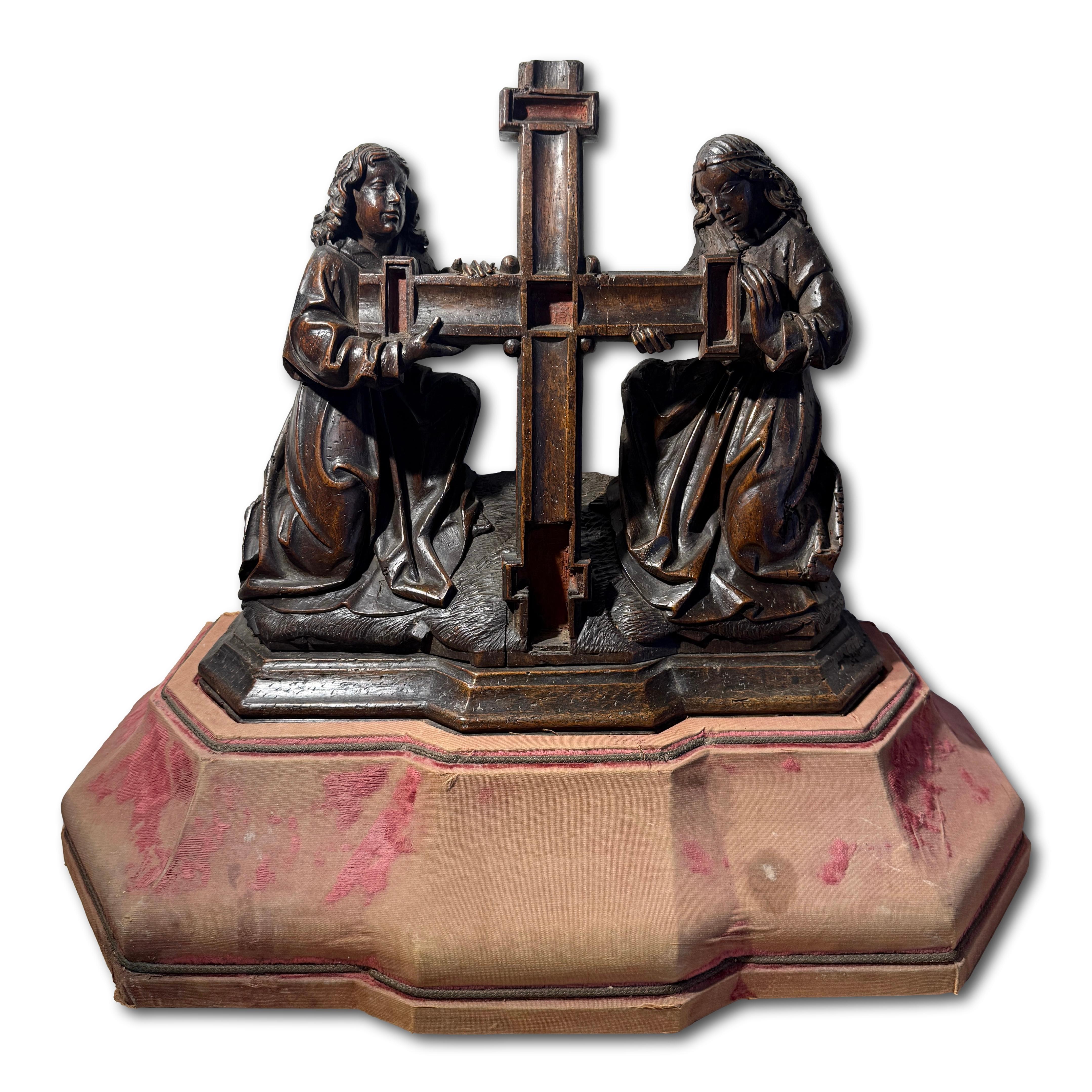 Dos ángeles arrodillados sosteniendo la Cruz. Sur de Holanda, hacia 1500-1520. en venta 8