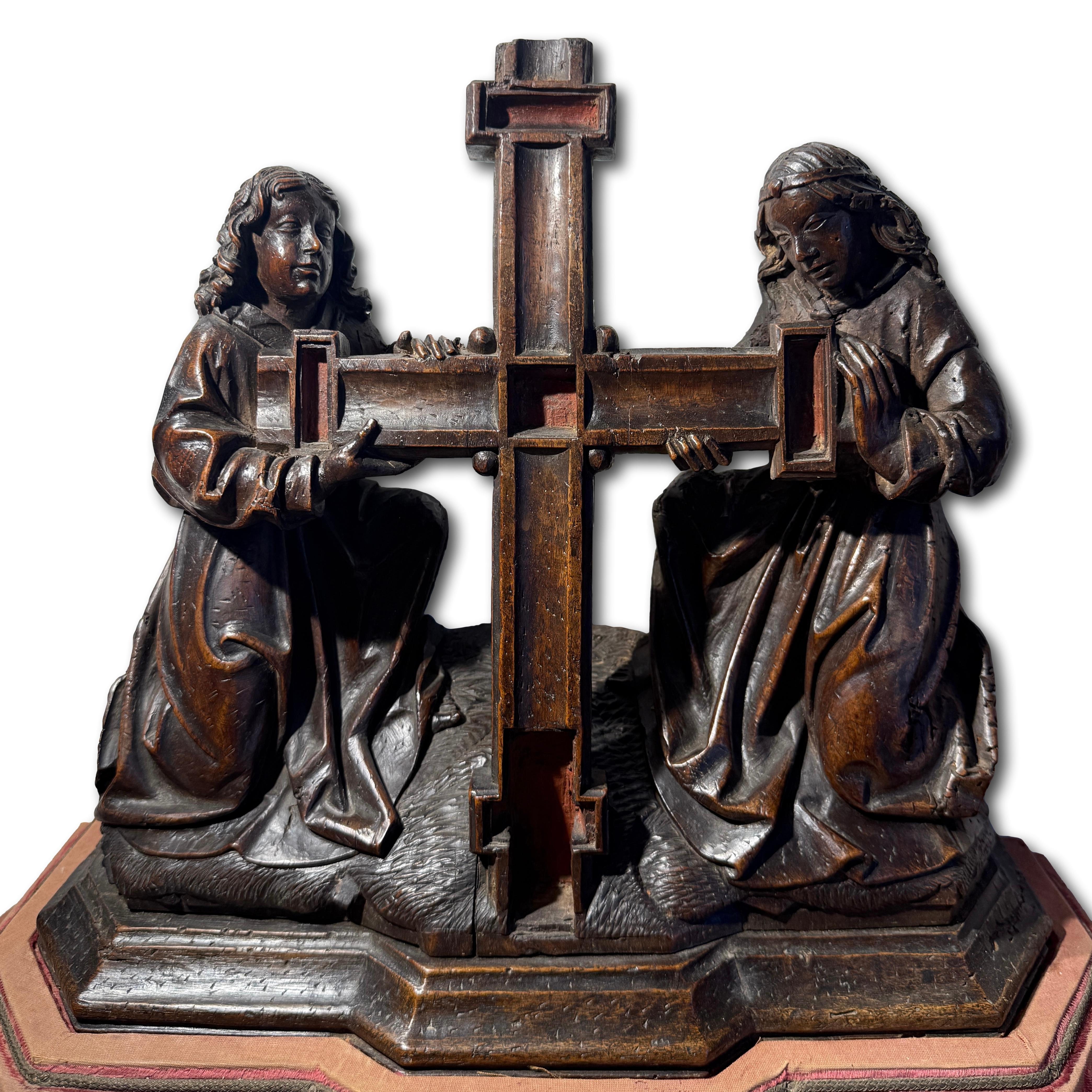 Dos ángeles arrodillados sosteniendo la Cruz. Sur de Holanda, hacia 1500-1520. en venta 9