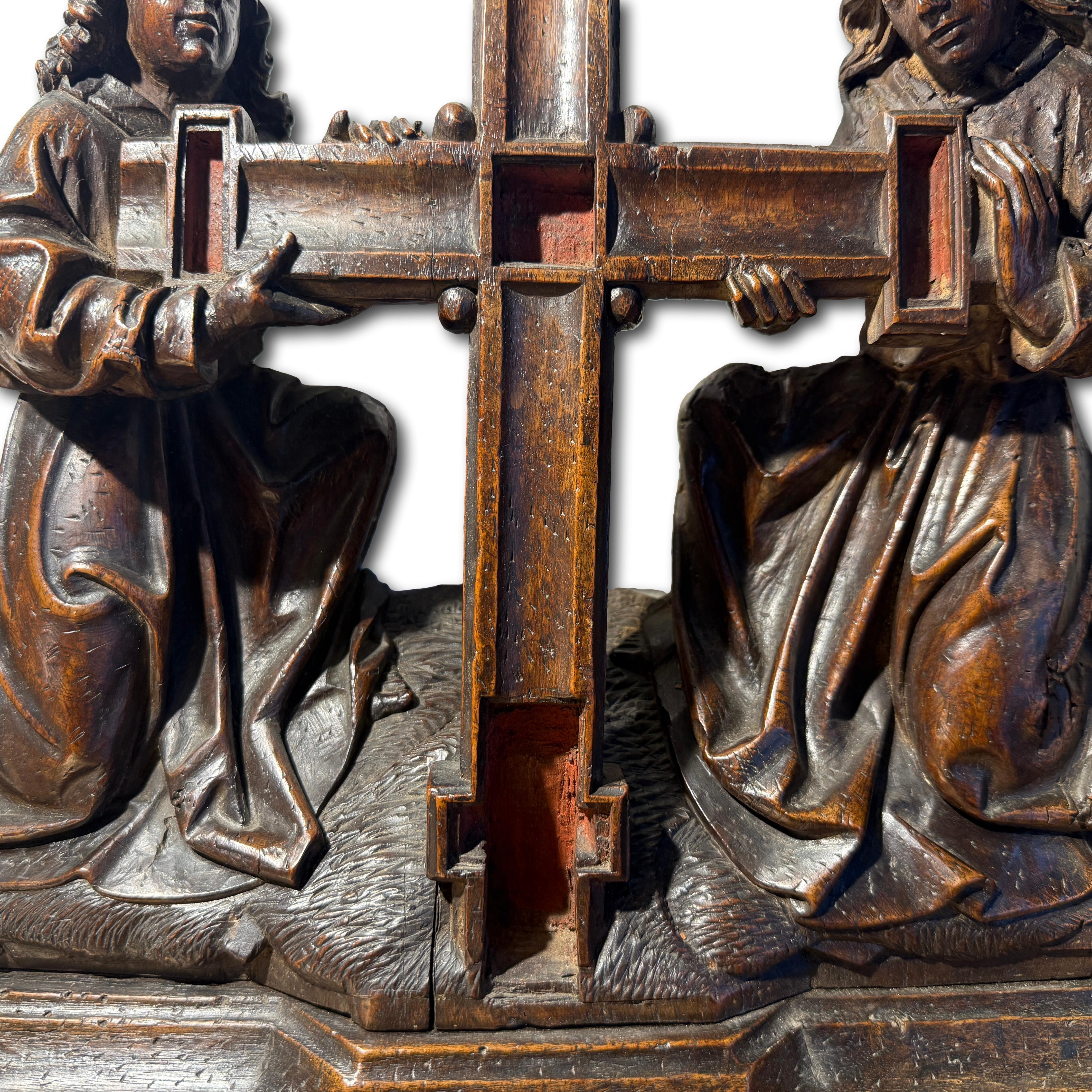 Dos ángeles arrodillados sosteniendo la Cruz. Sur de Holanda, hacia 1500-1520. en Bastante bueno estado para la venta en London, GB