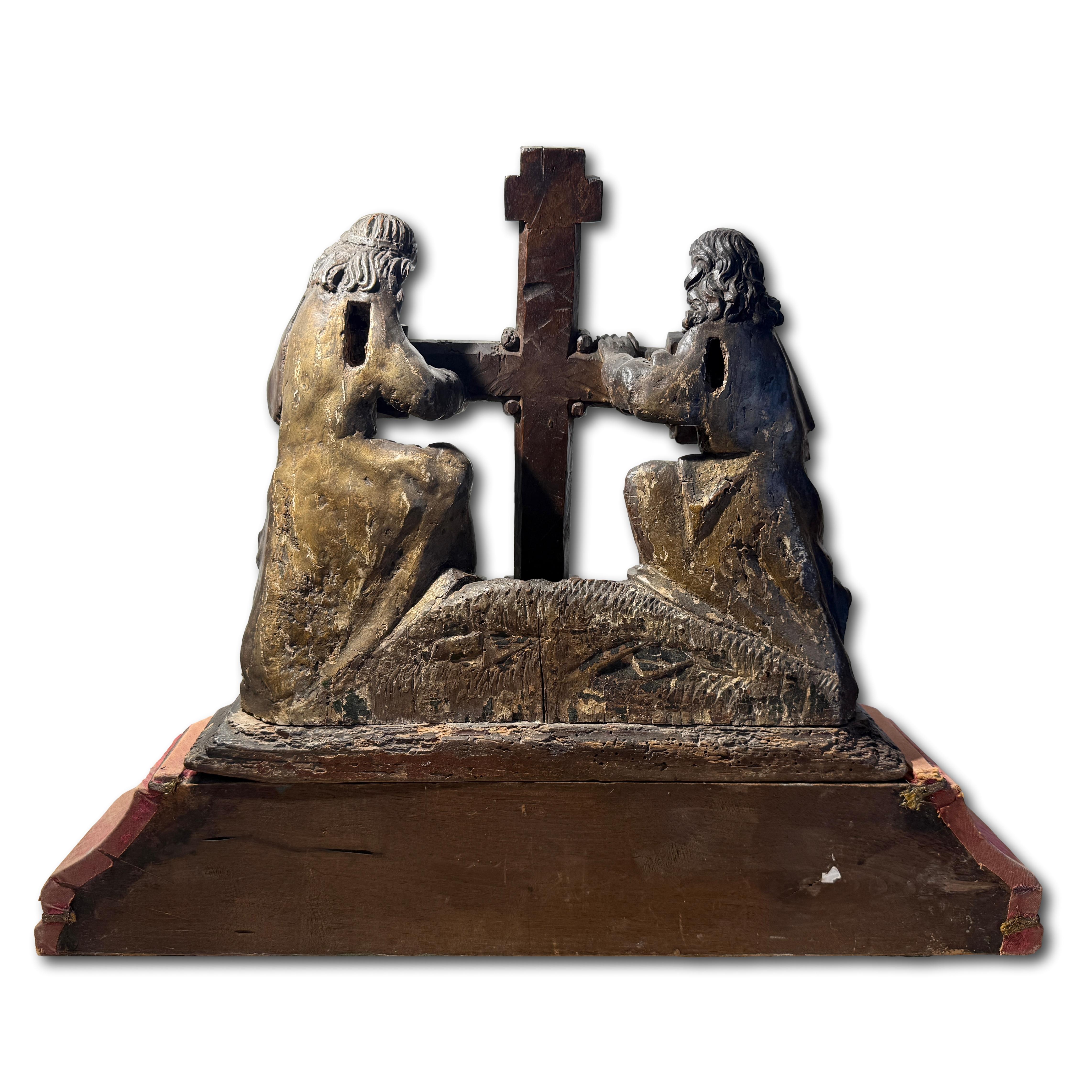 Femenino o masculino Dos ángeles arrodillados sosteniendo la Cruz. Sur de Holanda, hacia 1500-1520. en venta