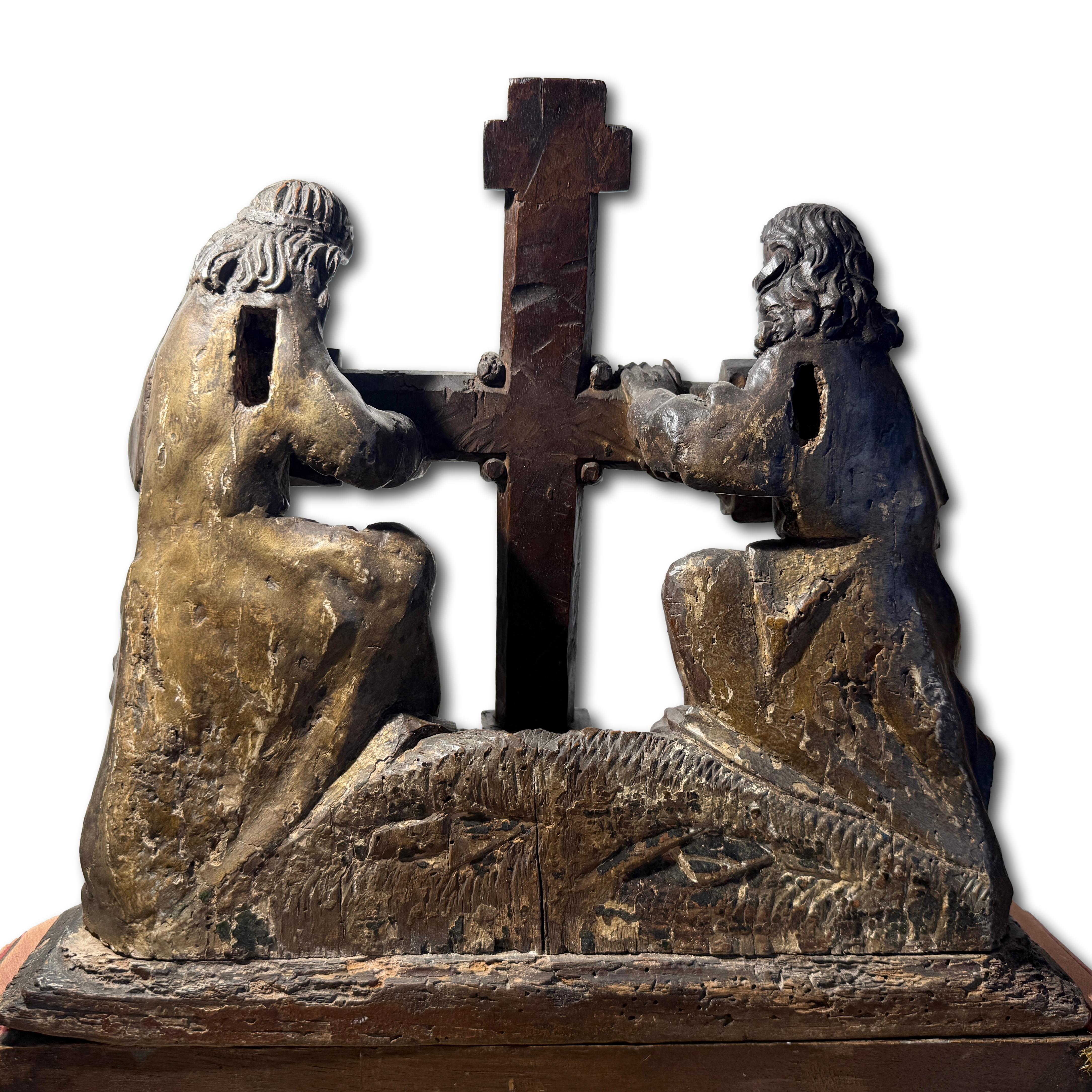 Dos ángeles arrodillados sosteniendo la Cruz. Sur de Holanda, hacia 1500-1520. en venta 1