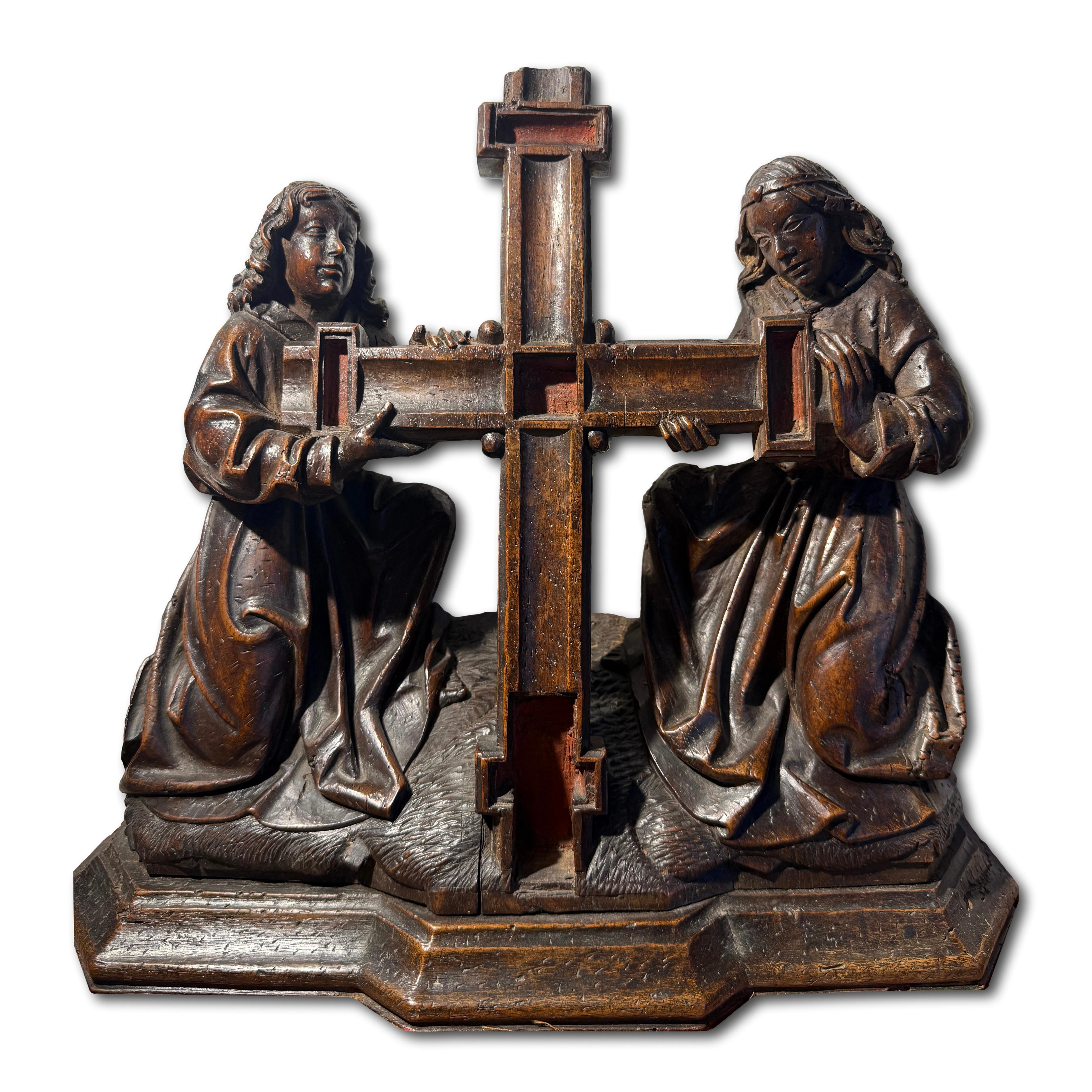 Dos ángeles arrodillados sosteniendo la Cruz. Sur de Holanda, hacia 1500-1520. en venta 2