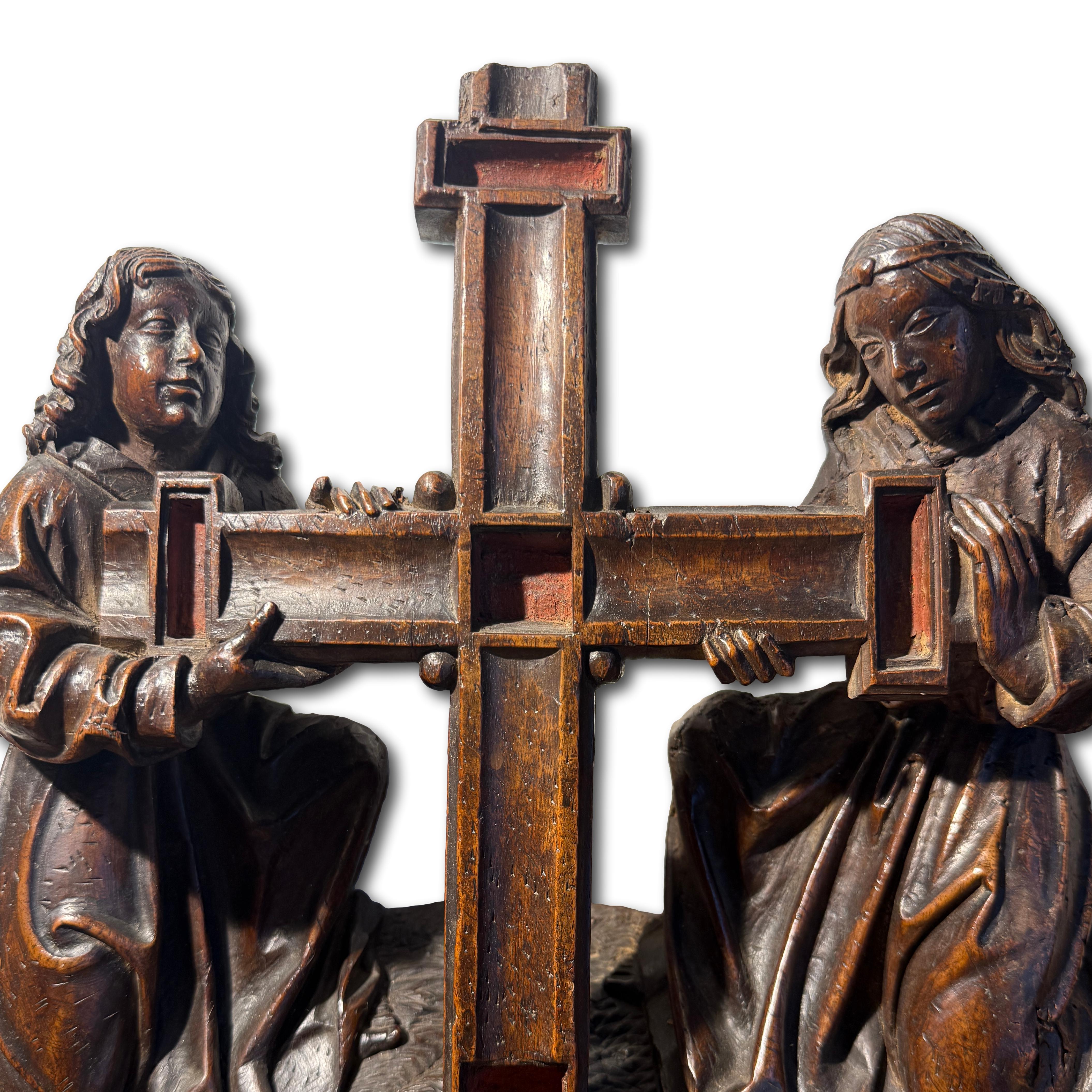 Dos ángeles arrodillados sosteniendo la Cruz. Sur de Holanda, hacia 1500-1520. en venta 3