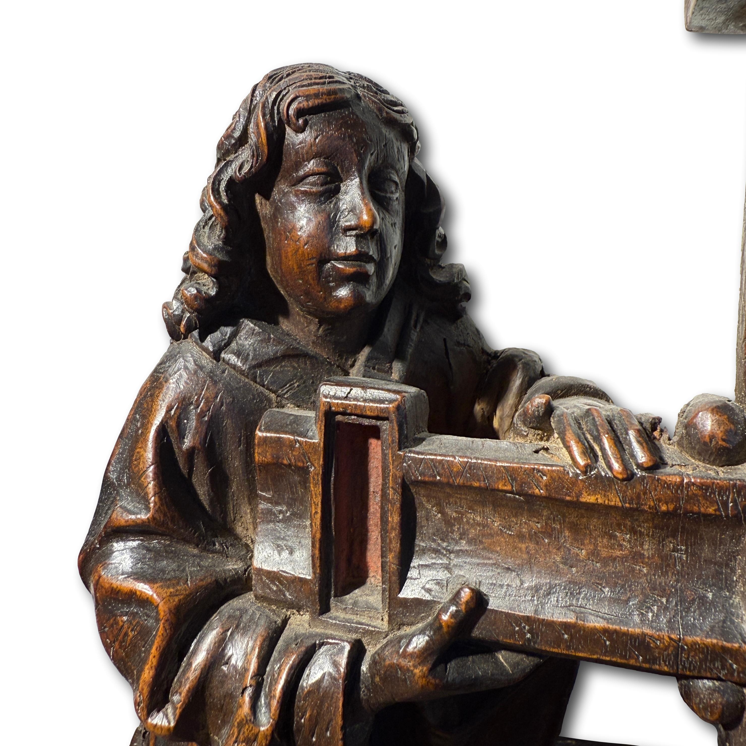 Dos ángeles arrodillados sosteniendo la Cruz. Sur de Holanda, hacia 1500-1520. en venta 4