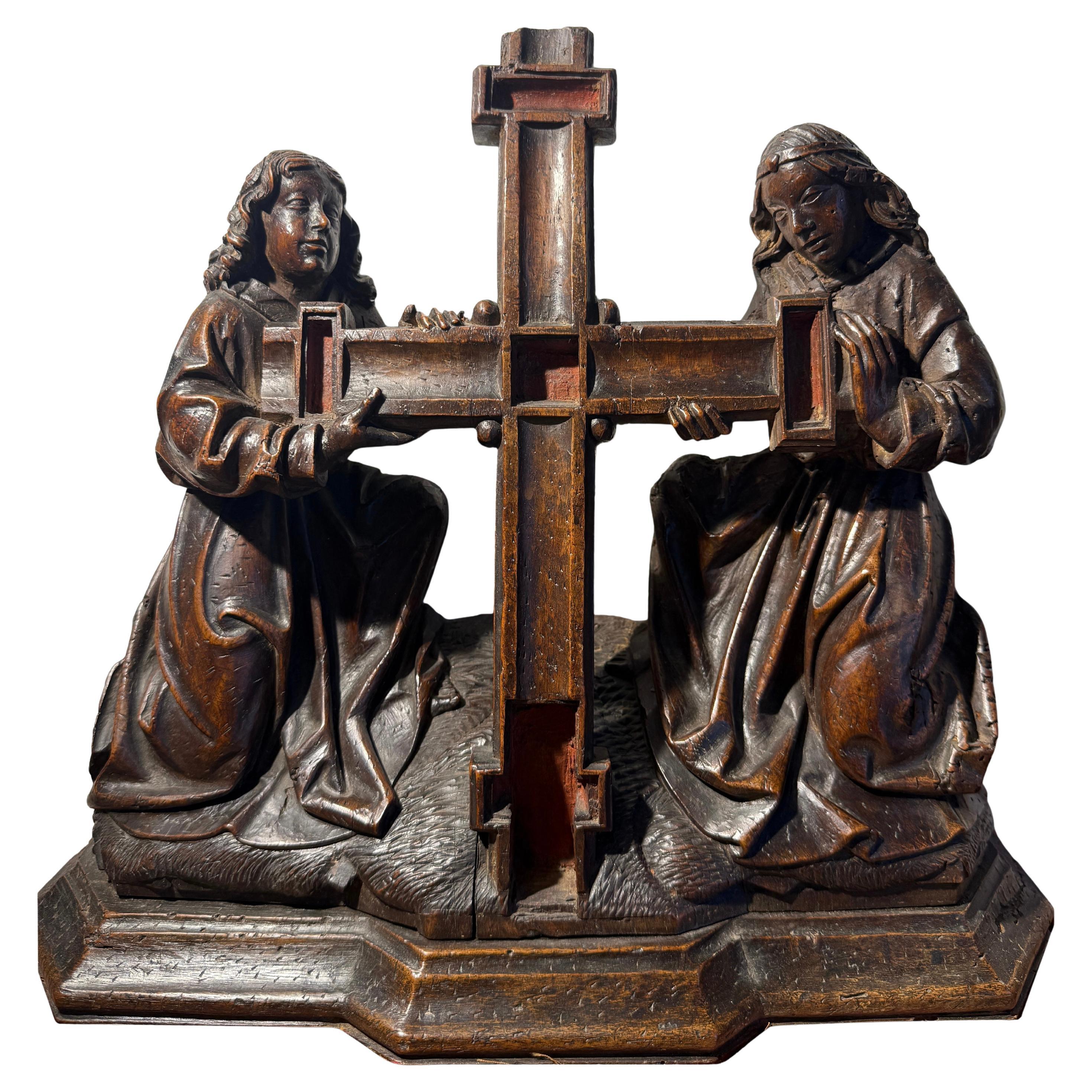 Dos ángeles arrodillados sosteniendo la Cruz. Sur de Holanda, hacia 1500-1520. en venta